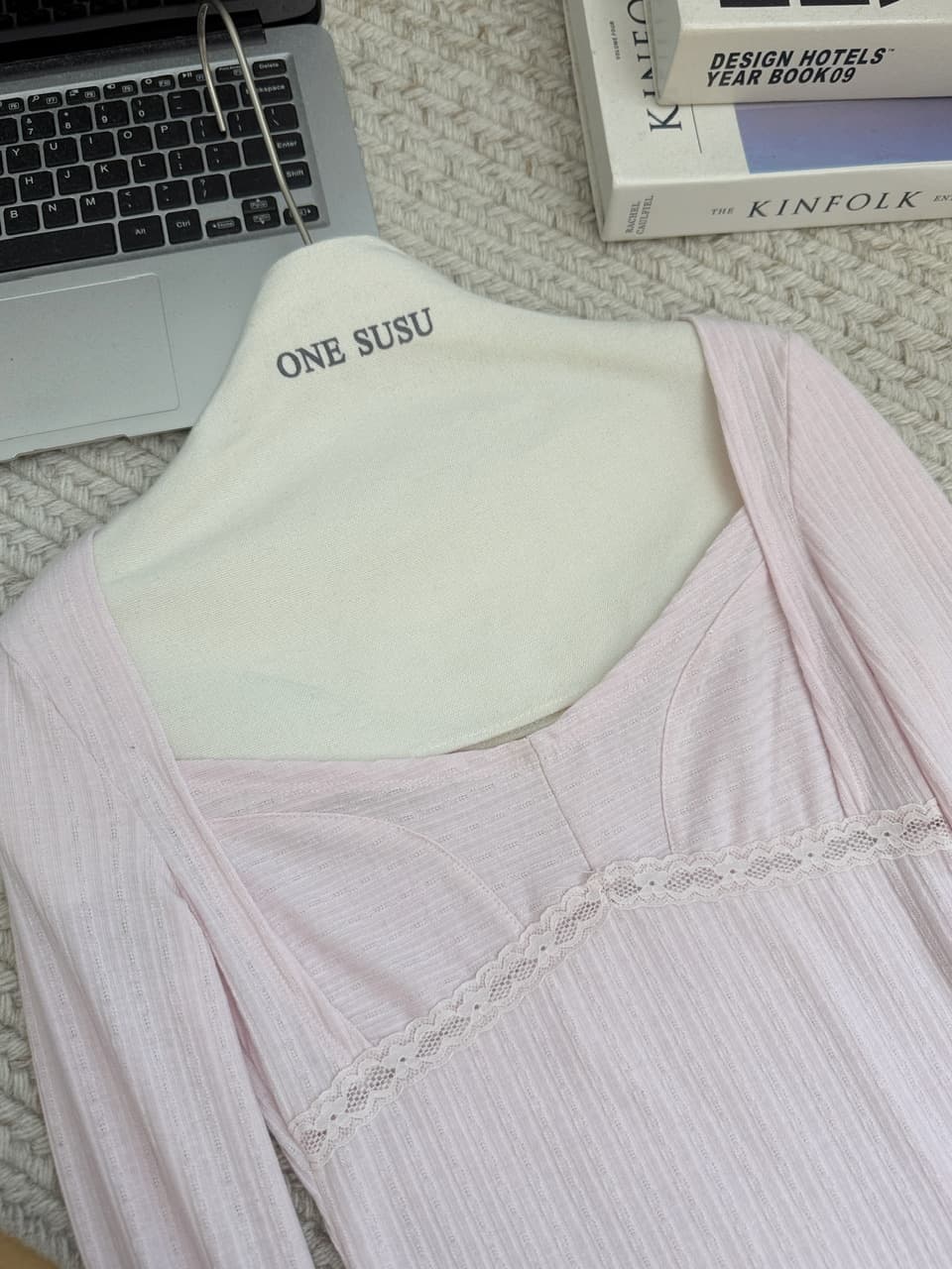 suuuicee 바람 종소리 작은 나이 홀로우 아웃 물결무늬 레이스 레이스 관대 한 칼라 긴팔 티셔츠 순수한 욕망 짧은 맨위 상세 이미지 20