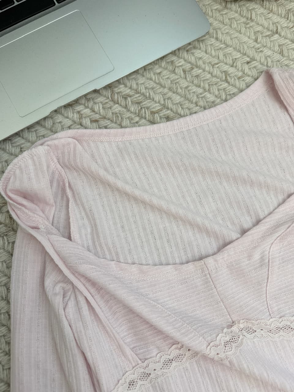 suuuicee 바람 종소리 작은 나이 홀로우 아웃 물결무늬 레이스 레이스 관대 한 칼라 긴팔 티셔츠 순수한 욕망 짧은 맨위 상세 이미지 21