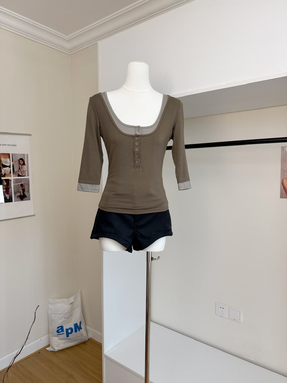 rovente 더블 색상 페이크 레이어드 패치워크 라이 경기 서울 u 칼라 티셔츠 여성 핫걸 허리 수축 타이트 단추 중간 소매 맨위 상세 이미지 4