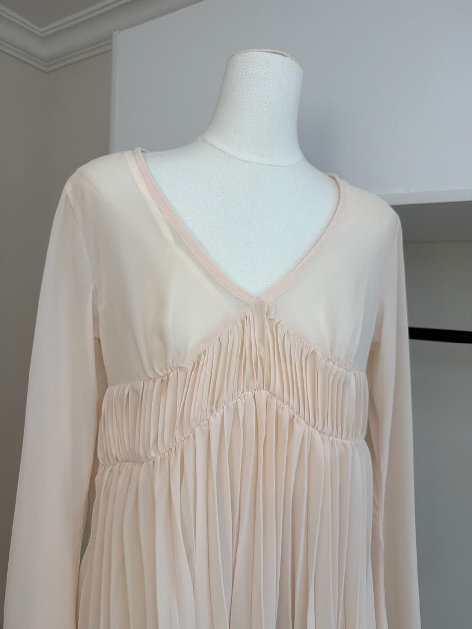 yaa uniqbyyaa 구름 밀가루 도루 계곡 V넥 플리츠 부드러운 시폰 셔츠 여성 여름 수확 Pleat 나팔 긴팔 맨위 상세 이미지 6