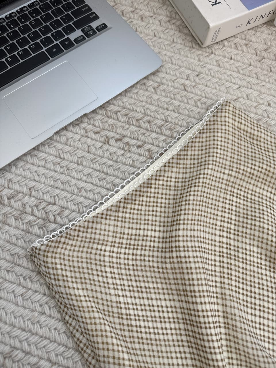yaa uniqbyyaa 구름 밀가루 도루 계곡 V넥 플리츠 부드러운 시폰 셔츠 여성 여름 수확 Pleat 나팔 긴팔 맨위 상세 이미지 14