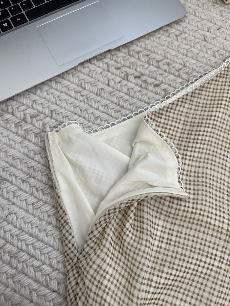 yaa uniqbyyaa 구름 밀가루 도루 계곡 V넥 플리츠 부드러운 시폰 셔츠 여성 여름 수확 Pleat 나팔 긴팔 맨위 상세 이미지 15