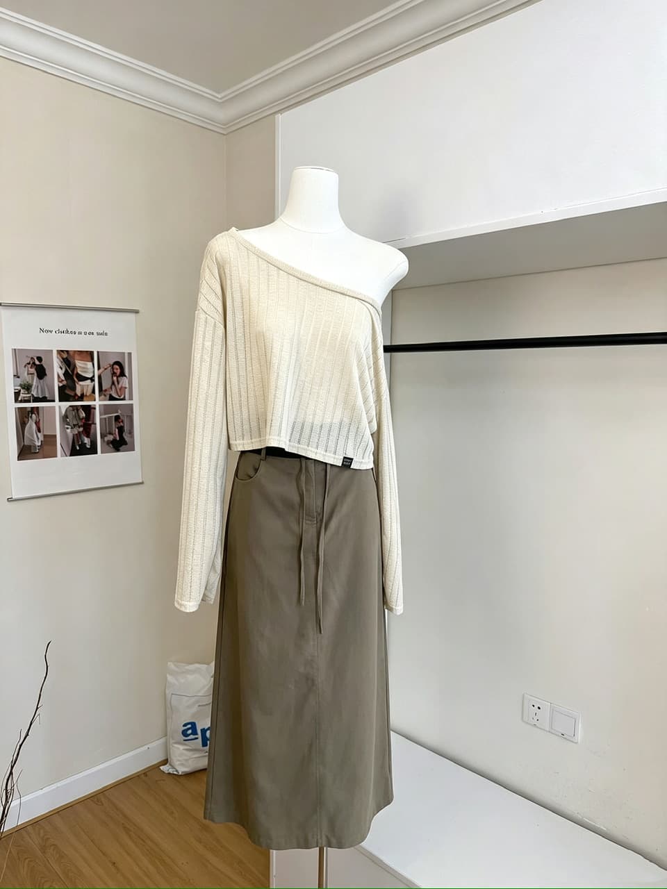 placeorder 한 부서 비스듬한 어깨 보트 칼라 루즈핏 마이크로 ~을 통해 긴팔 티셔츠 슬림해 보이는 질감 센스 자외선 차단 니트 블라우스 상세 이미지 4