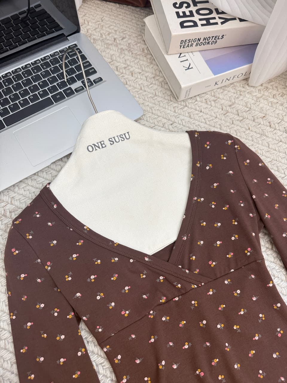 doudou 여드름 레트로 십자가 V넥 꽃무늬 긴팔 티셔츠 여성 가을 새로운 몸매 가꾸기 슬림해 보이는 기본 셔츠 맨위 상세 이미지 13