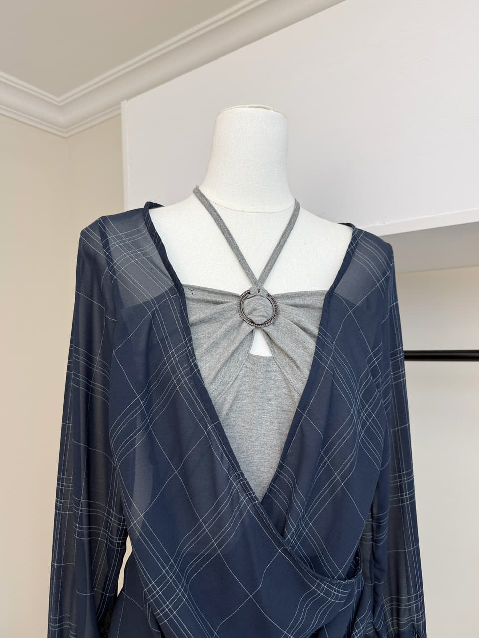 new empire2026 이른 가을 새로운 페이크 레이어드 행침 목 맨위 풀오버 해군 체크무늬 긴팔 여성 셔츠 상세 이미지 6