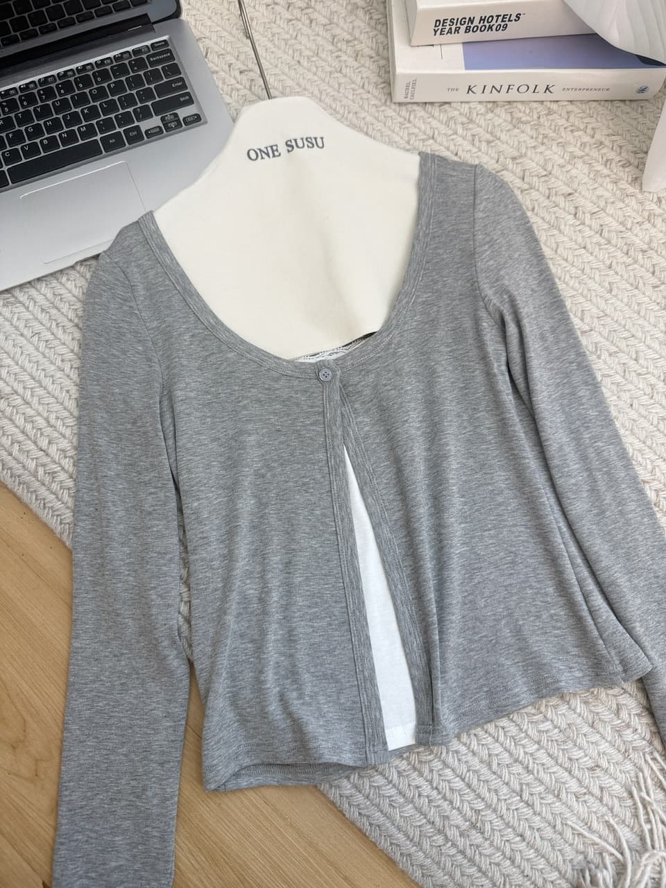 doudou 여드름 페이크 레이어드 긴팔 티셔츠 여성 조기 가을 새로운 한 부서 chic 착용 가져 가라. 디자인 센스 쇼트 스타일 맨위 상세 이미지 17