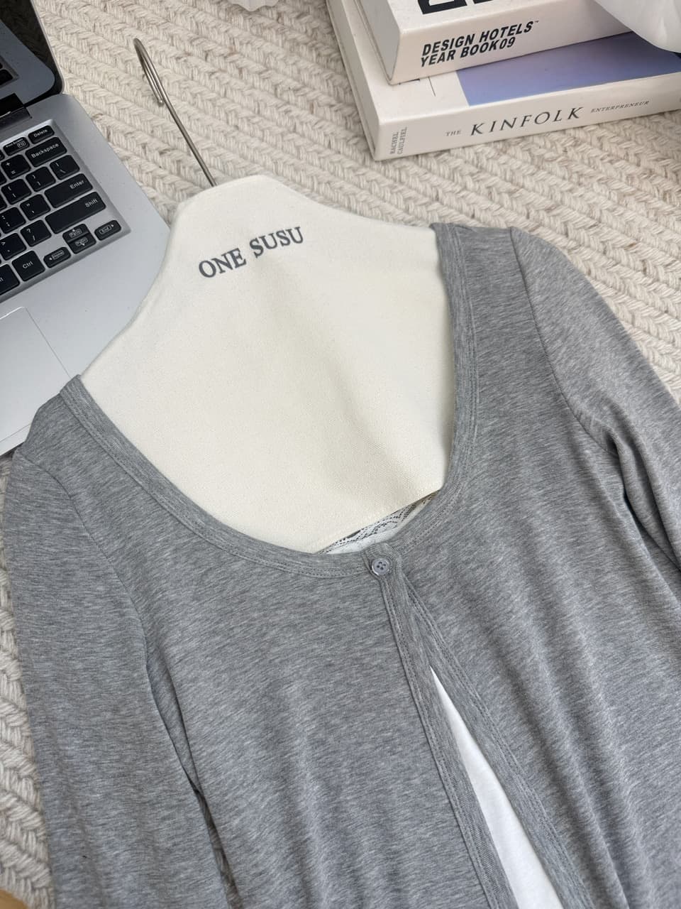 doudou 여드름 페이크 레이어드 긴팔 티셔츠 여성 조기 가을 새로운 한 부서 chic 착용 가져 가라. 디자인 센스 쇼트 스타일 맨위 상세 이미지 18