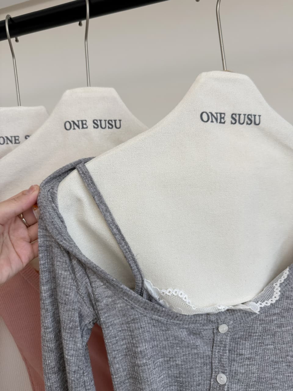jmshop 한 여성 분위기 순수한 욕망 레이스 레이스 페이크 레이어드 맨위 여성 가을 긴팔 아세트산 니트 스웨터 상세 이미지 24