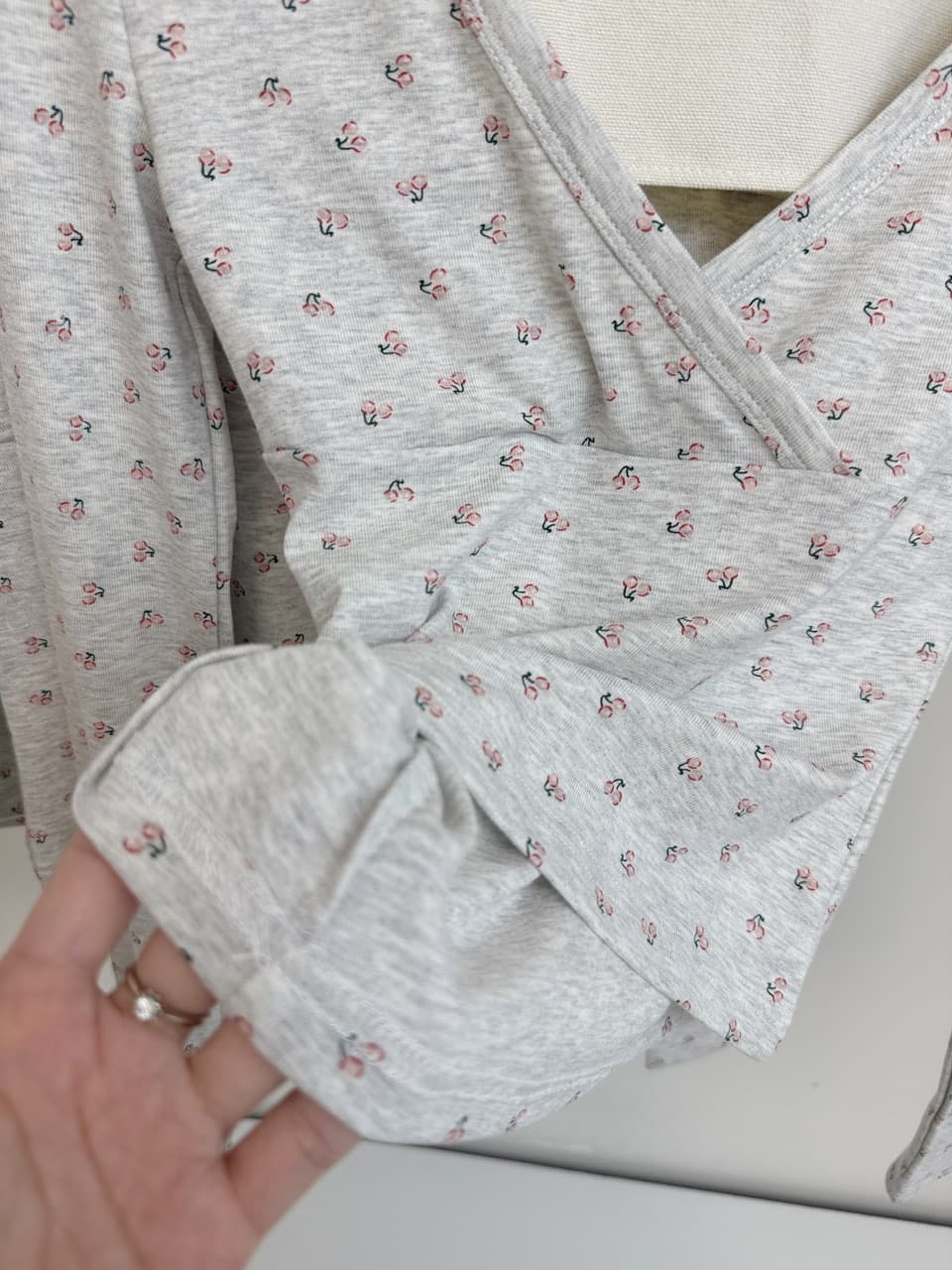 doudou 여드름 레트로 십자가 V넥 꽃무늬 긴팔 티셔츠 여성 가을 새로운 몸매 가꾸기 슬림해 보이는 기본 셔츠 맨위 상세 이미지 12