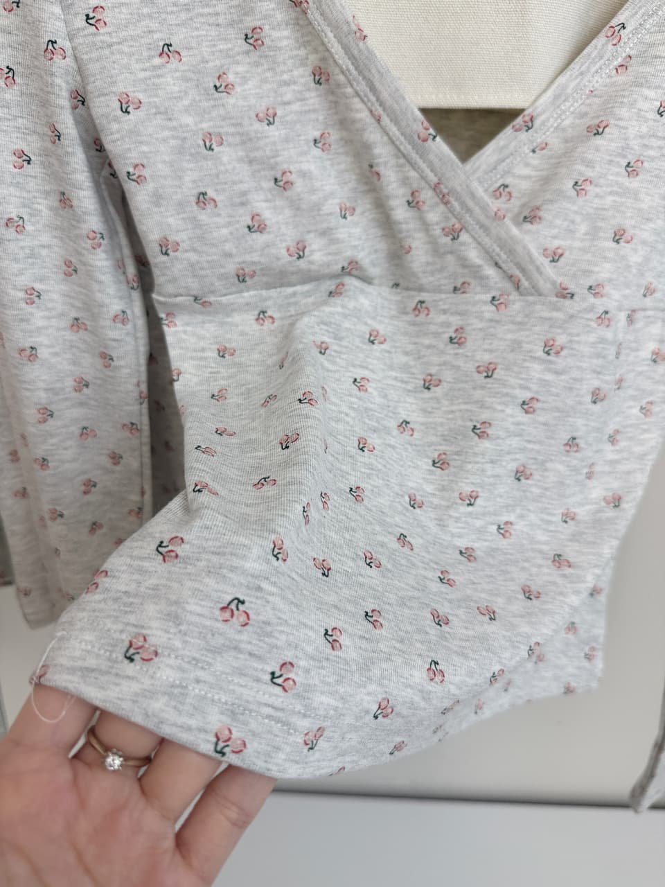 doudou 여드름 레트로 십자가 V넥 꽃무늬 긴팔 티셔츠 여성 가을 새로운 몸매 가꾸기 슬림해 보이는 기본 셔츠 맨위 상세 이미지 13