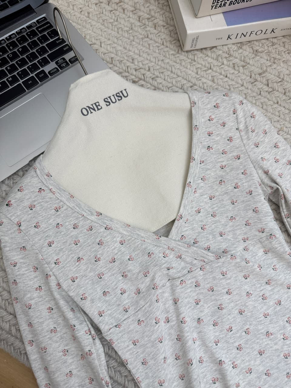 doudou 여드름 레트로 십자가 V넥 꽃무늬 긴팔 티셔츠 여성 가을 새로운 몸매 가꾸기 슬림해 보이는 기본 셔츠 맨위 상세 이미지 15