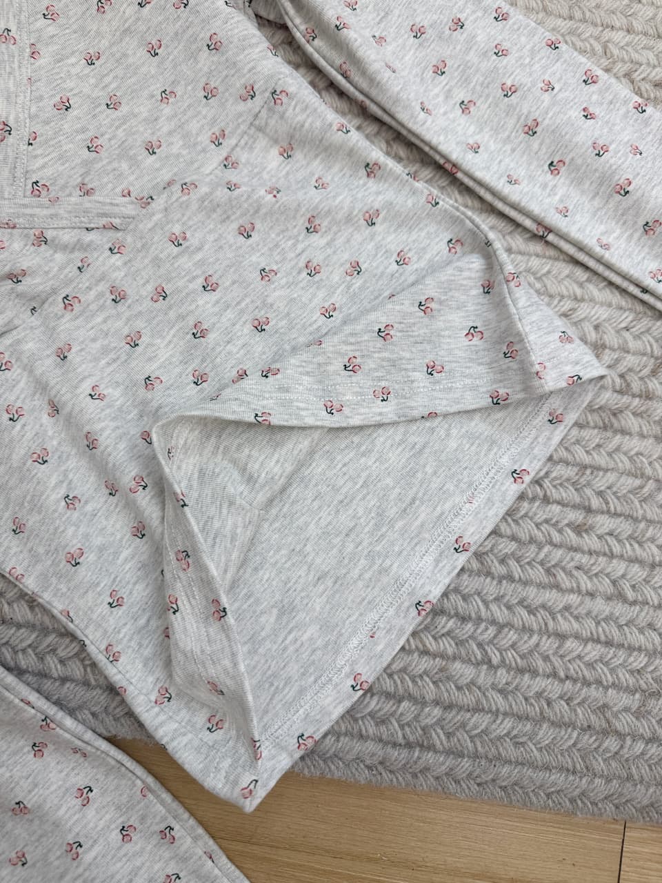 doudou 여드름 레트로 십자가 V넥 꽃무늬 긴팔 티셔츠 여성 가을 새로운 몸매 가꾸기 슬림해 보이는 기본 셔츠 맨위 상세 이미지 16