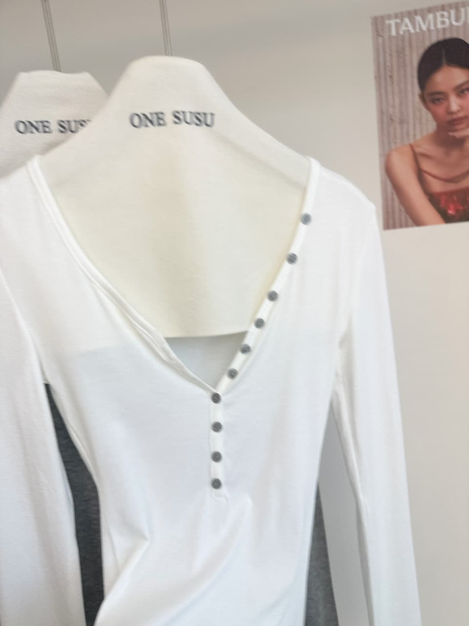 yuyureal 기타 단추 주간 실크 양모 슬림해 보이는 긴팔 V넥 티셔츠 여성 디자인 센스 작은 대중 한 부서 다용도 맨위 상세 이미지 23