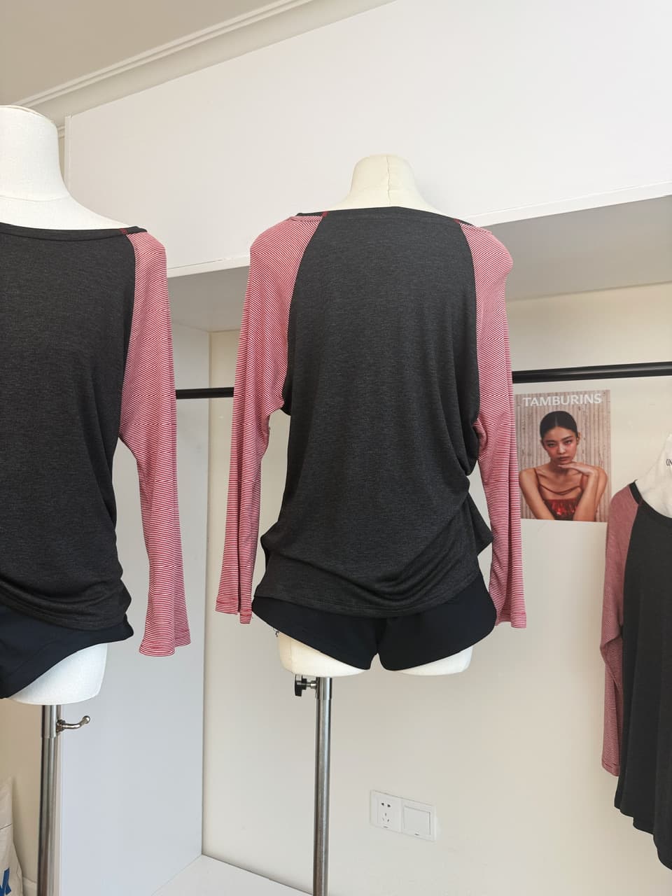 2026 가을 새로운 한 부서 배색 핀 스트라이프 긍정적 인 어깨 캐주얼 맨위 느긋한 바람 라운드 넥 통기성 기본 셔츠 여성 상세 이미지 6