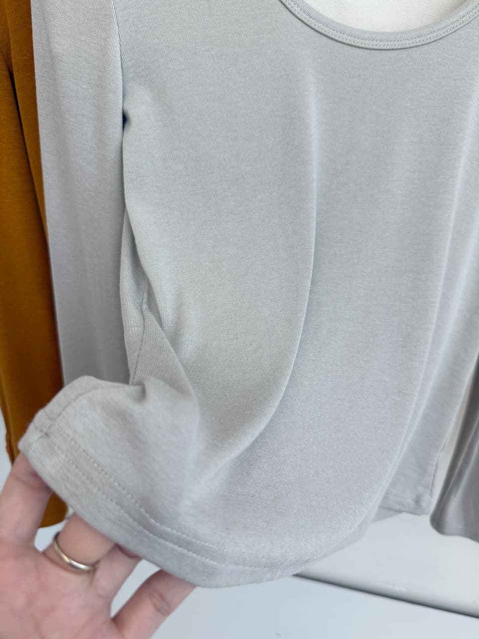 im ~까지 코디 만금유 부드러운 찹쌀 양모 느낌 u 칼라 만나는 맨위 여성 가을 몸매 가꾸기 슬림해 보이는 긴팔 티셔츠 상세 이미지 23
