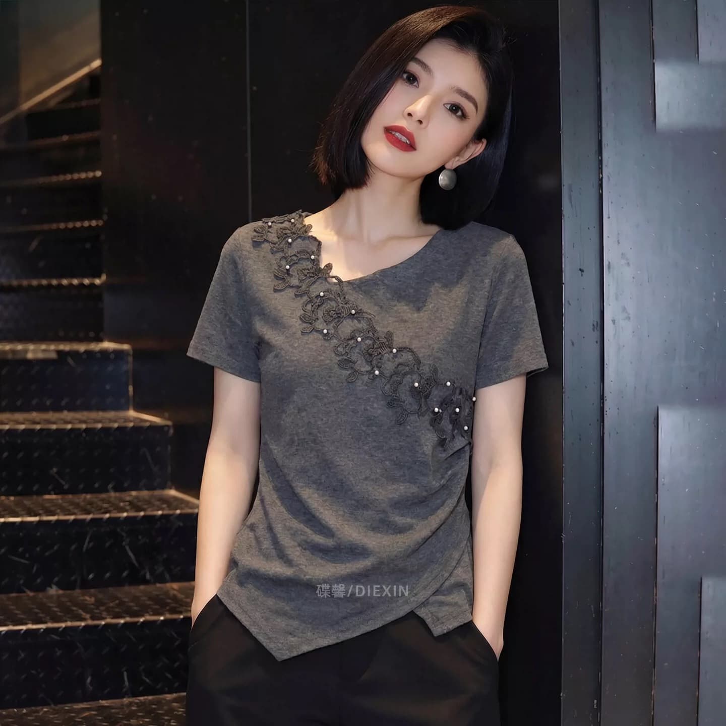 2026 새로운 한 부서 여름 디자인 센스 3 차원 꽃 V넥 반팔 여성 의류 회색 슬림해 보이는 고급 센스 맨위 상세 이미지 7