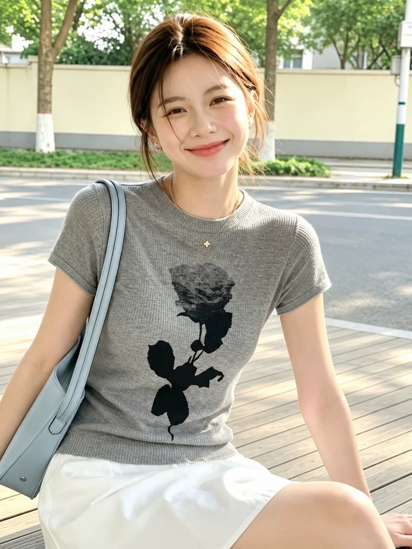 밝은 회색 색상 라운드 넥 프린트 반팔 몸매 가꾸기 티셔츠 여성 2026 여름 예술 건강 밝은 착용 가져 가라. 그리드 레이 첨부 된 의류 상세 이미지 4