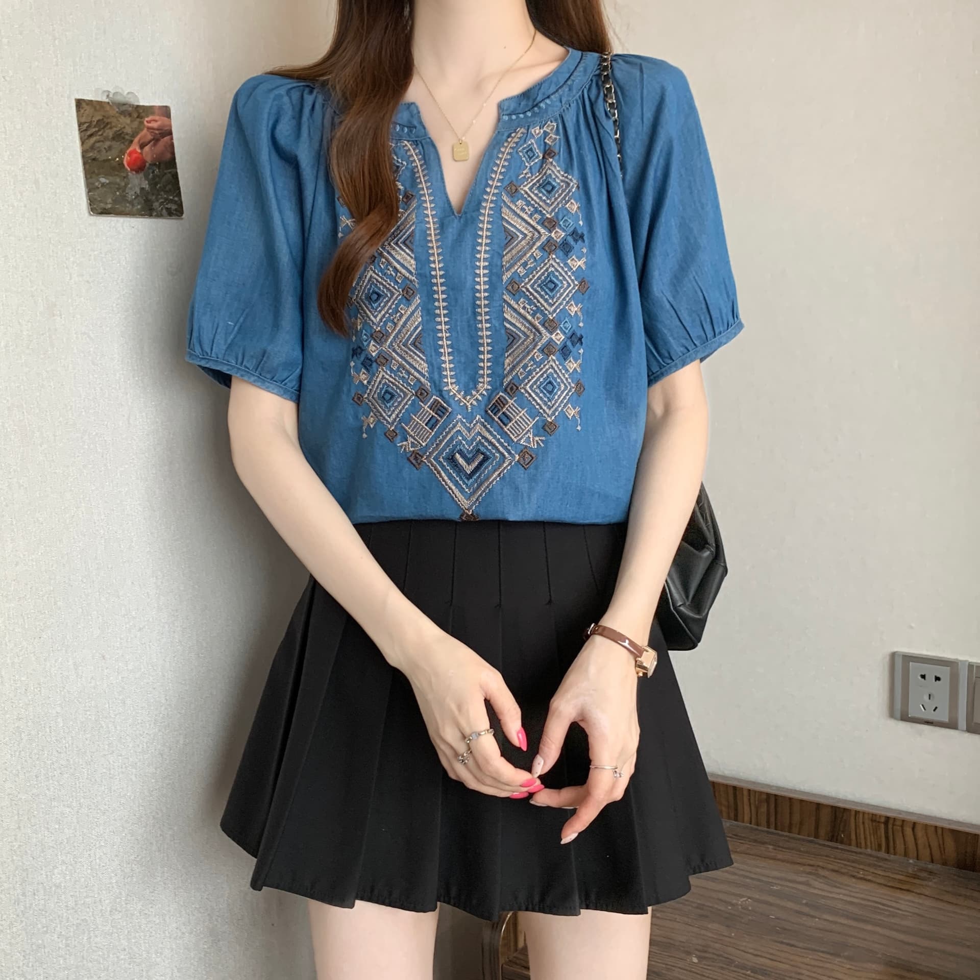 빅 사이즈 민족 스타일 셔츠 여름 새로운 여성 의류 웨이브 놀이 바람 술 레이스업 배색 자수 데님 라운드 넥 맨위 상세 이미지 5