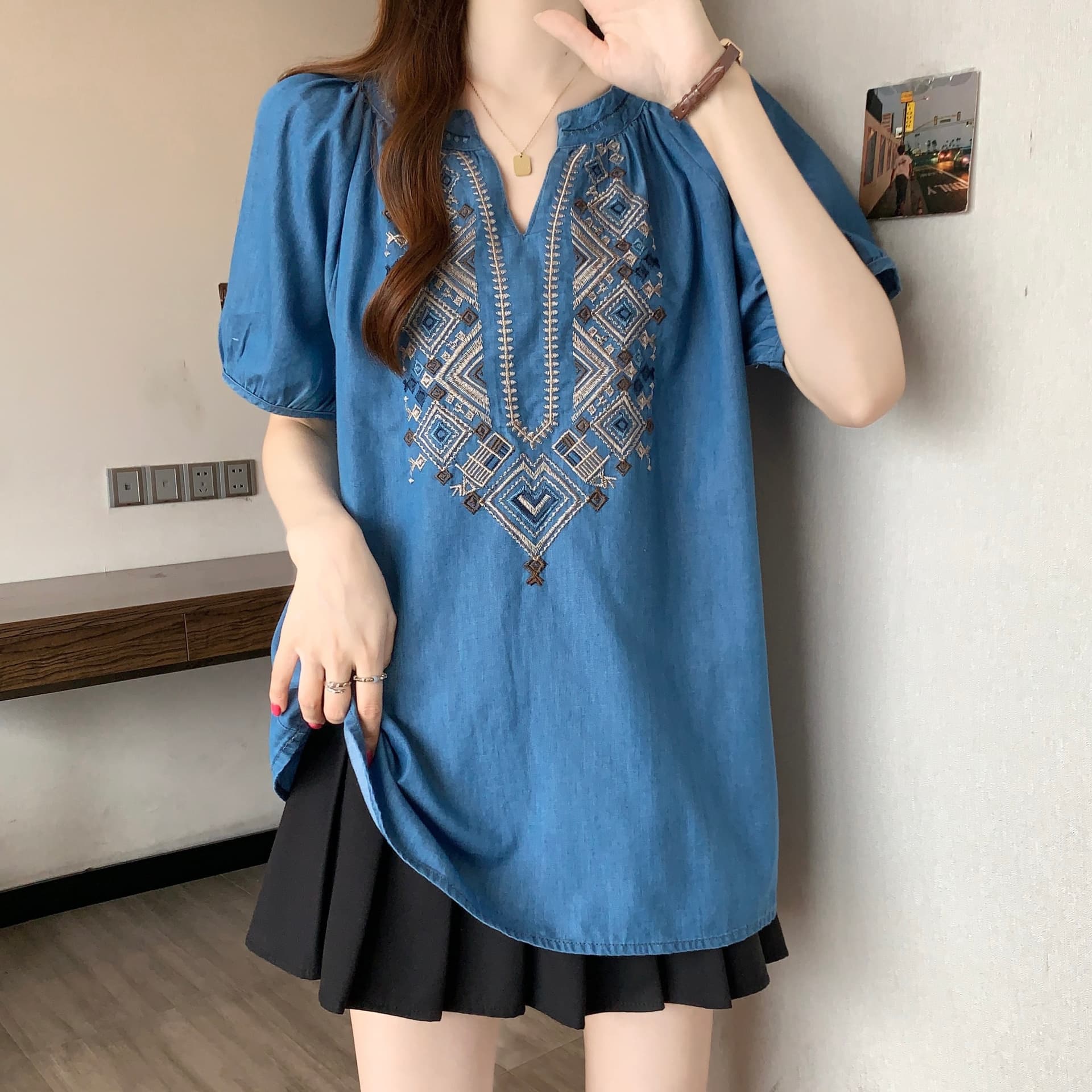빅 사이즈 민족 스타일 셔츠 여름 새로운 여성 의류 웨이브 놀이 바람 술 레이스업 배색 자수 데님 라운드 넥 맨위 상세 이미지 10