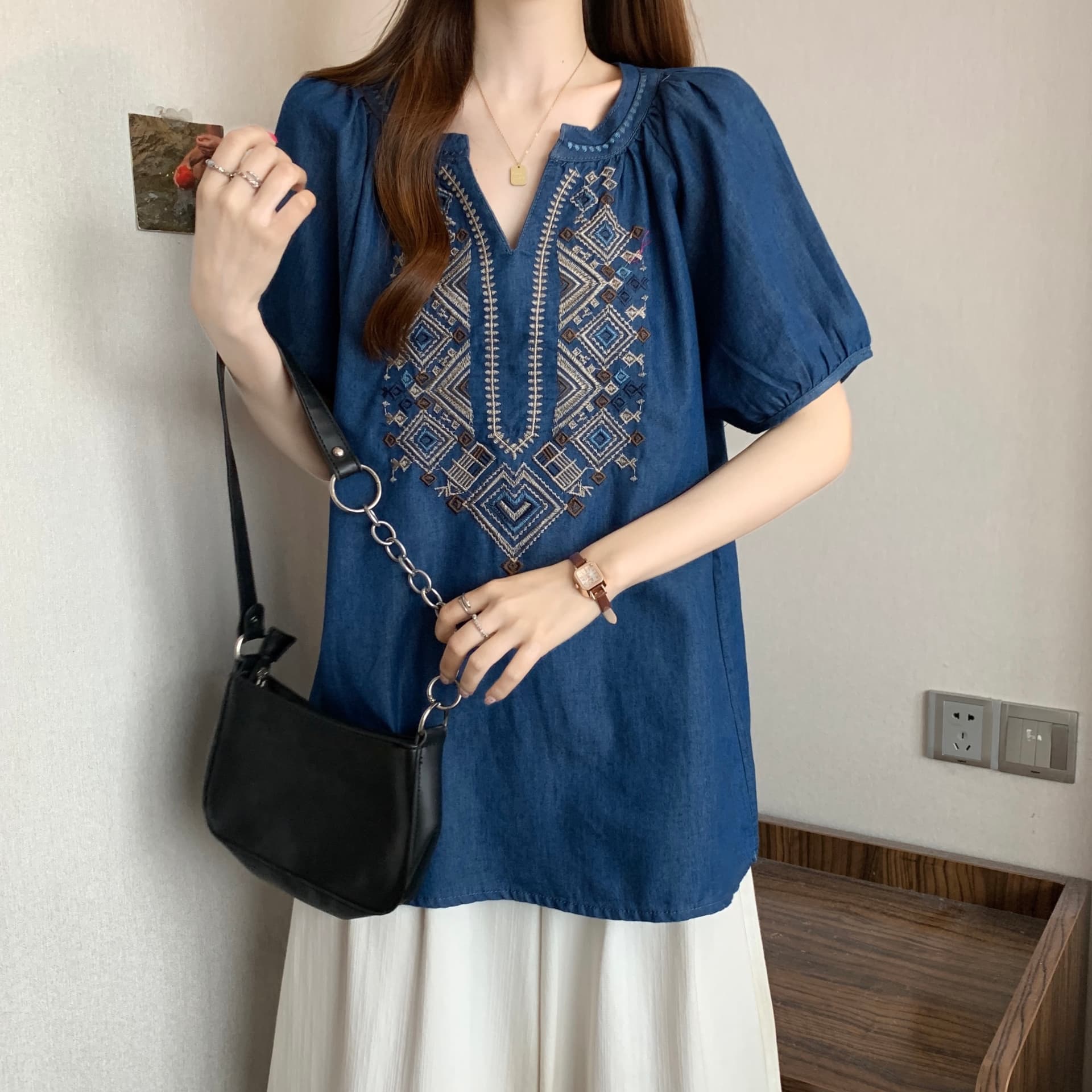빅 사이즈 민족 스타일 셔츠 여름 새로운 여성 의류 웨이브 놀이 바람 술 레이스업 배색 자수 데님 라운드 넥 맨위 상세 이미지 12