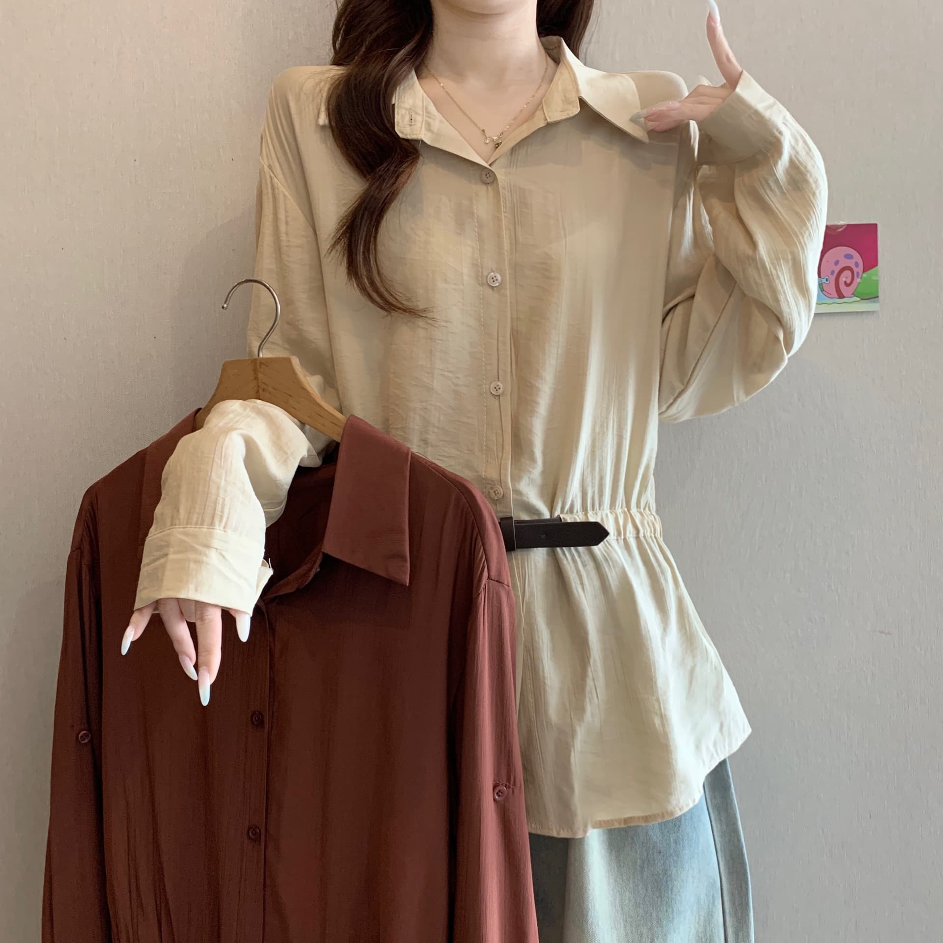 프랑스식 오래된 돈 바람 POLO 칼라 여성 셔츠 이른 가을 2026 새로운 출퇴근 빅 사이즈 디자인 센스 벨트 허리 수축 맨위 이미지 2