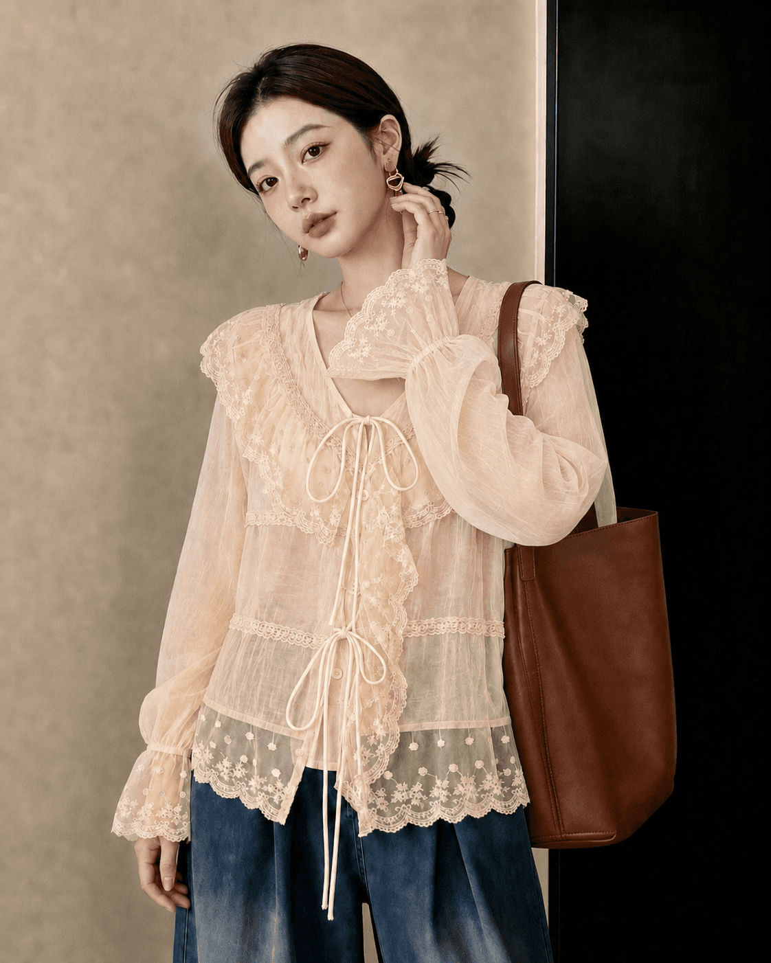 2026 가을 의상 새로운 부드러운 레이스 조각 베이비 칼라 여성 셔츠 나팔 소매 얇은 스타일 자외선 차단 표지 외출용 맨위 이미지 2