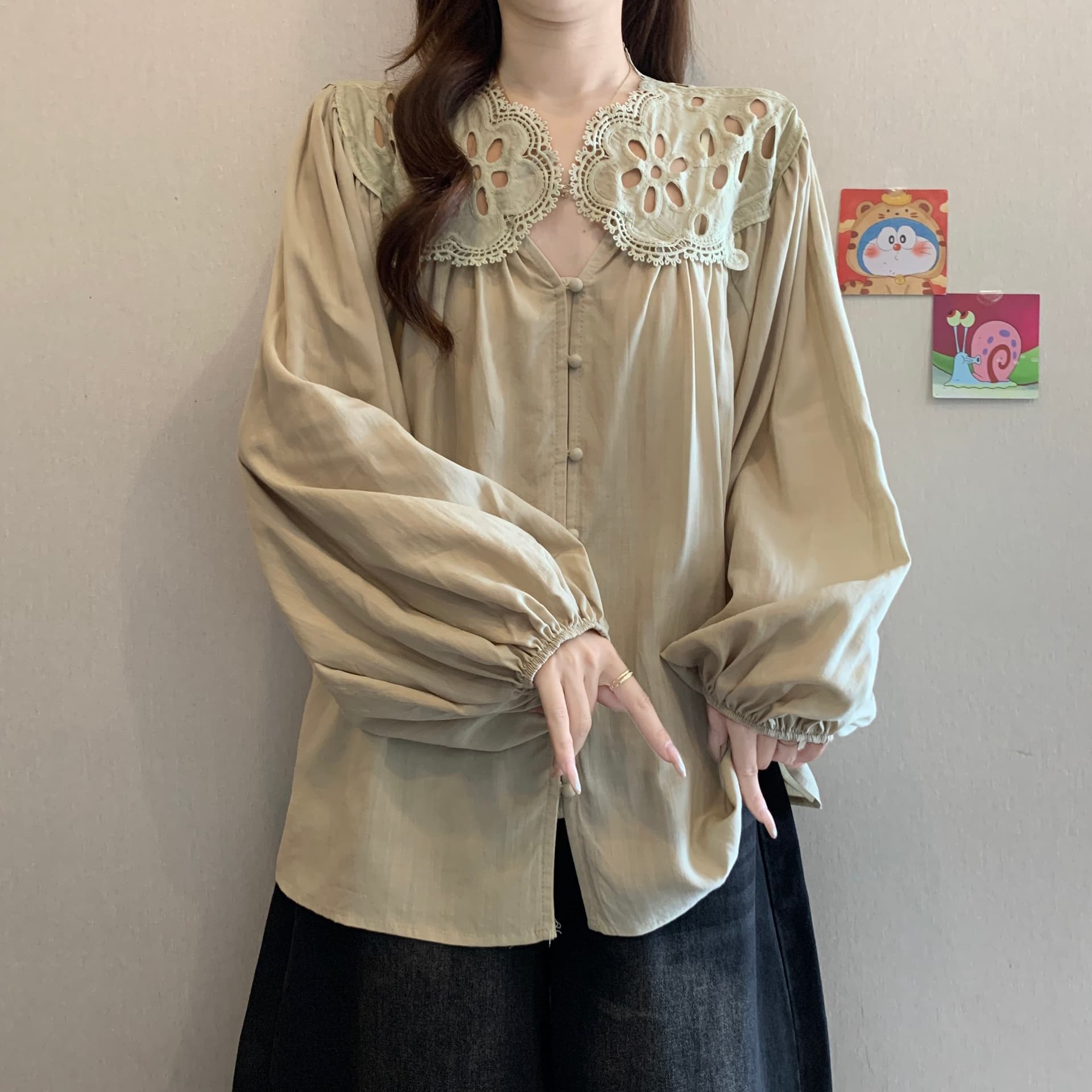 빅 사이즈 지방 mm 프랑스식 셔츠 무거운 작업 홀로우 아웃 루즈핏 미니멀리즘 거품 소매 긴팔 맨위 여성 베이지 색 긴팔 셔츠 이미지 3