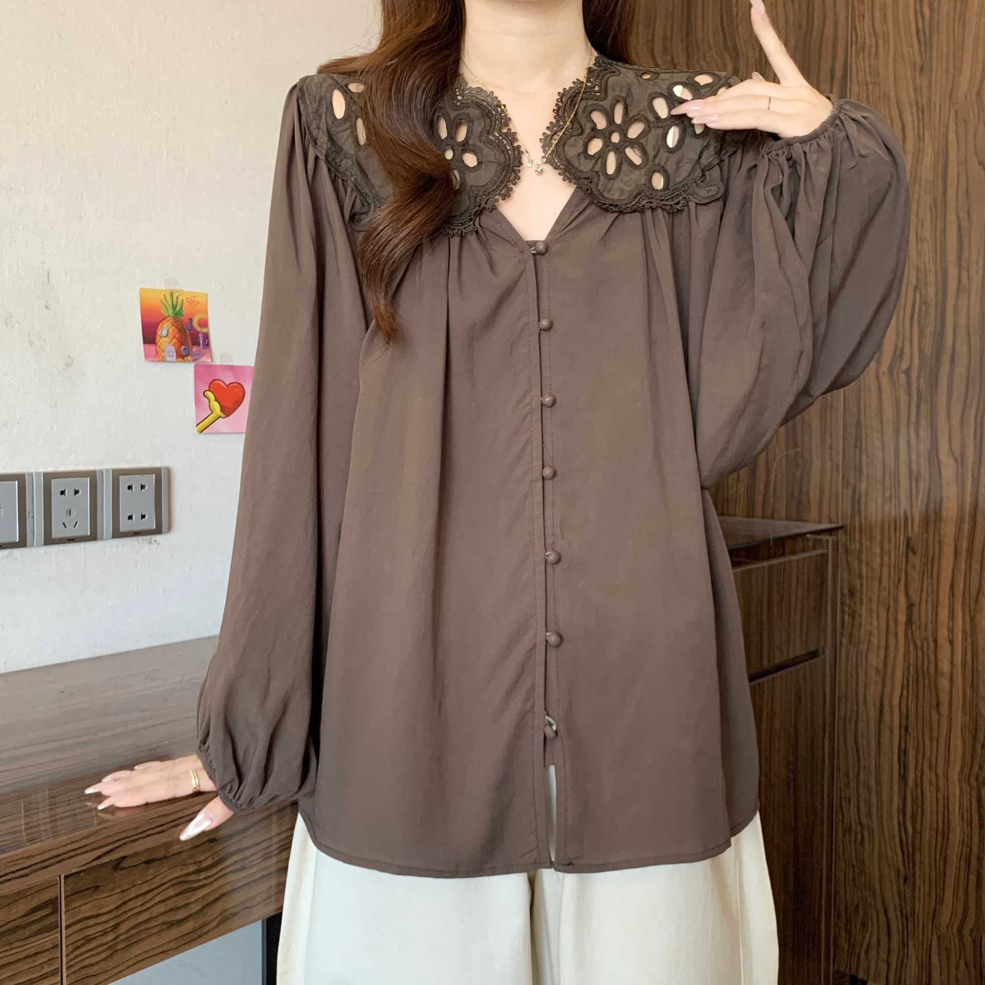 빅 사이즈 지방 mm 프랑스식 셔츠 무거운 작업 홀로우 아웃 루즈핏 미니멀리즘 거품 소매 긴팔 맨위 여성 베이지 색 긴팔 셔츠 상세 이미지 9