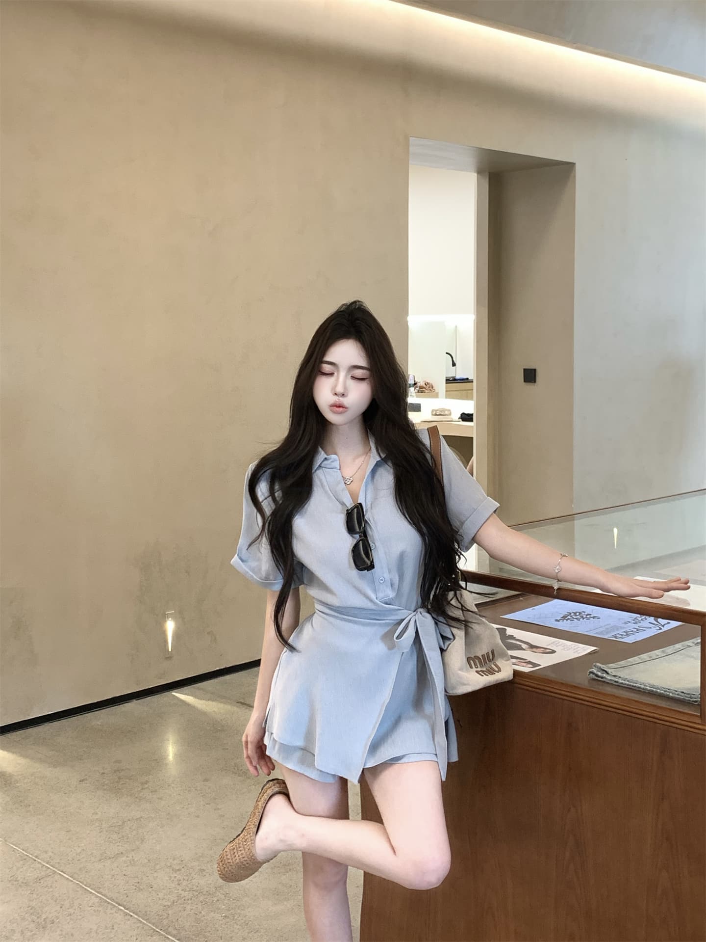 실사 디자인 센스 품격 폴로 칼라 스트랩 허리 수축 셔츠 드레스 출퇴근 하이웨이스트 슬림해 보이는 반바지 투피스 세트 상세 이미지 4