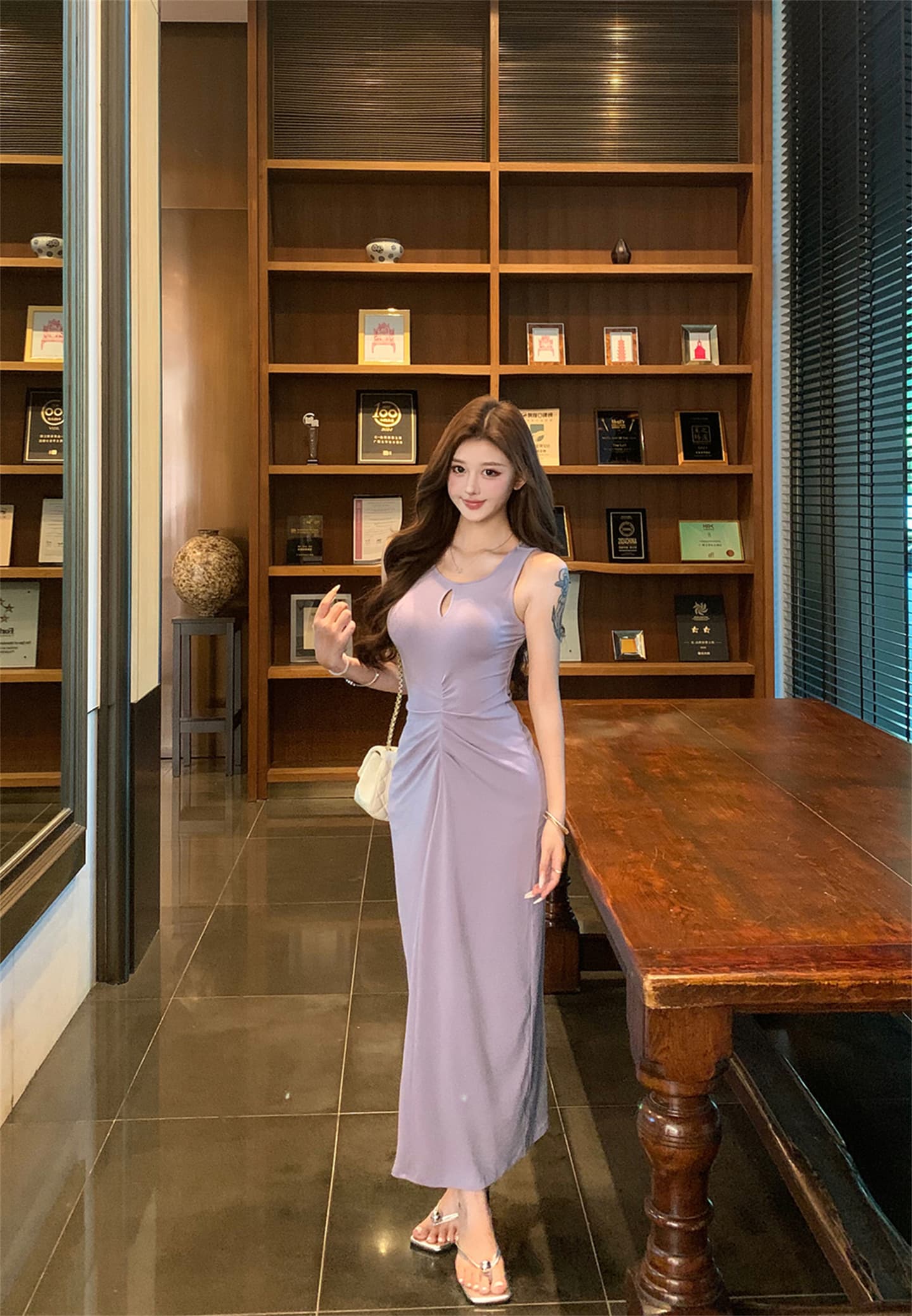 실사 새로운 주름 조끼 여성 드레스 여름 디자인 센스 타이트 섹시함 몸매 가꾸기 품격 치마