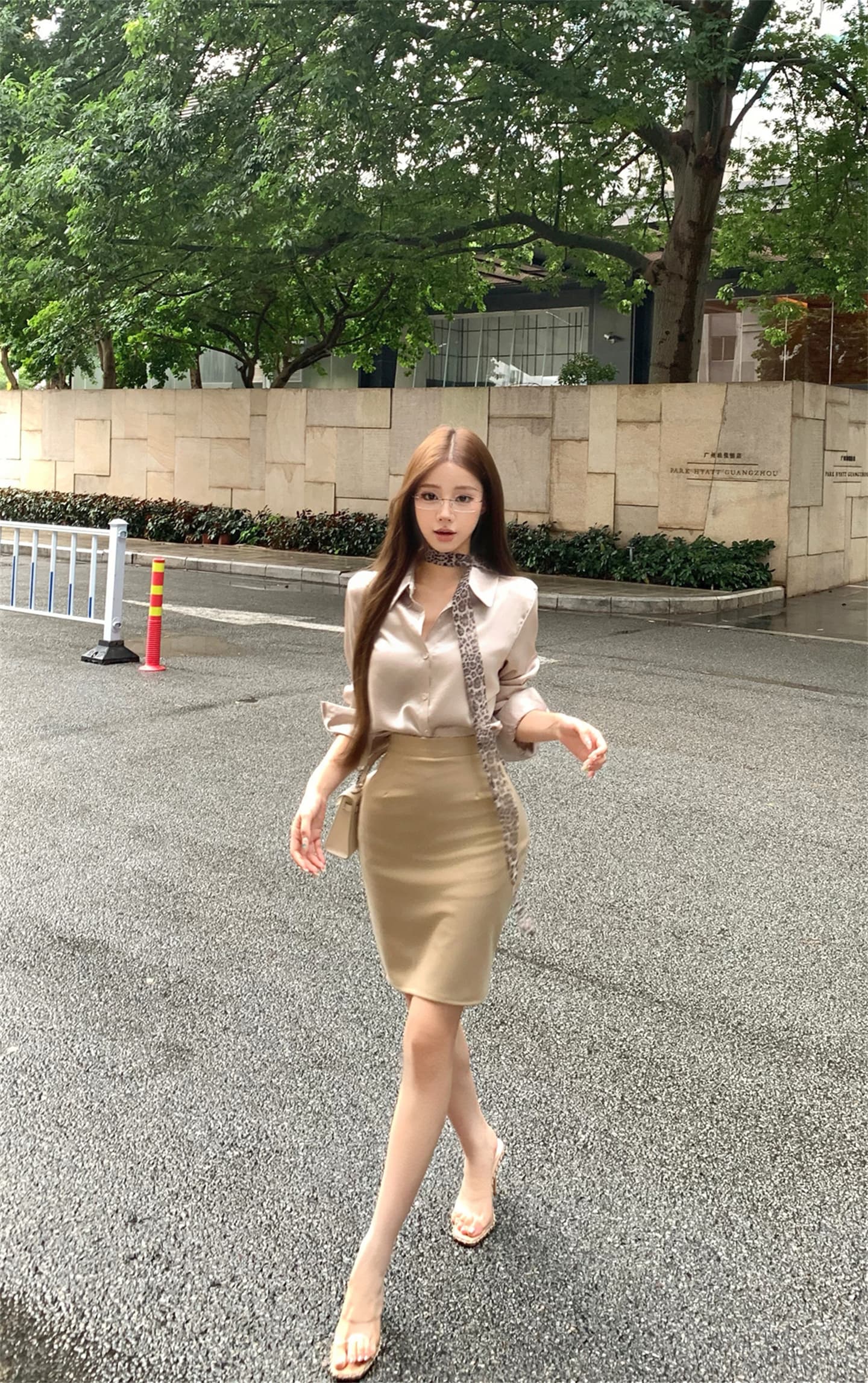 실사 이른 가을 품격 빛 센스 자외선 차단 루즈핏 셔츠 경기 레오파드 무늬 스카프 신축성 하이웨이스트 타이트 스커트 반신 스커트 이미지 2