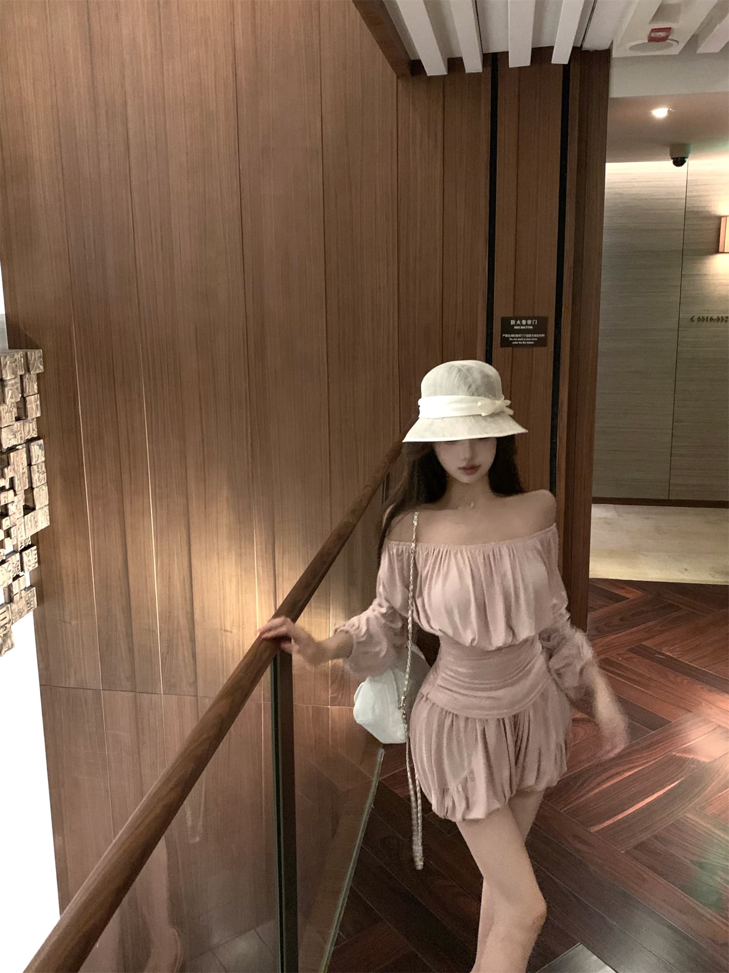 실사 이른 가을 우유 피부 세트 맨위 오프숄더 티셔츠 반바지 투피스 세트 상세 이미지 10