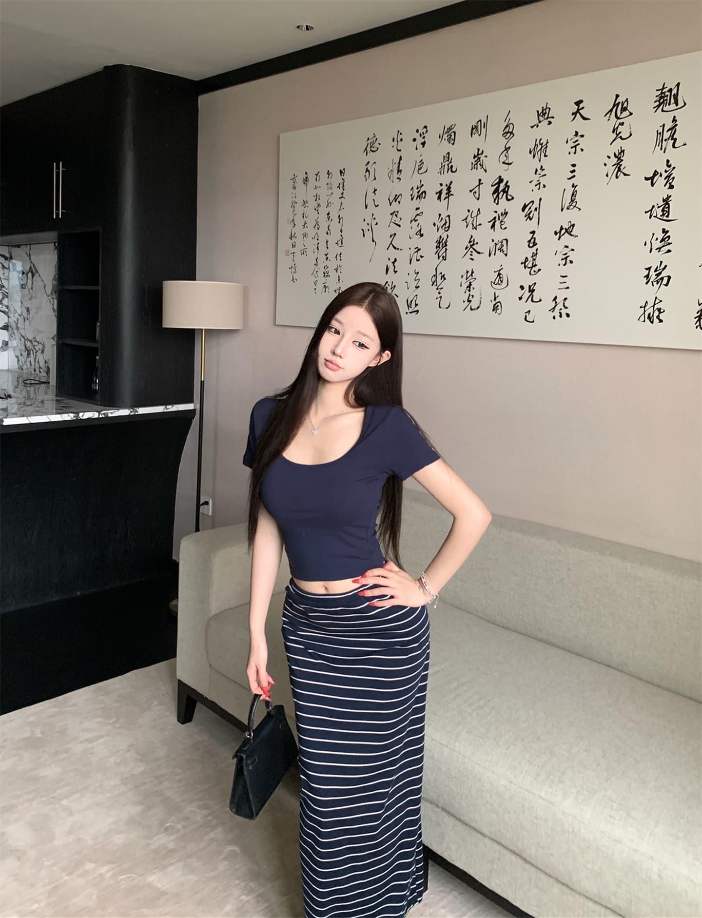 실사 핫걸 u 칼라 몸매 가꾸기 슬림해 보이는 짧은 티셔츠 맨위 여성 여름 스트라이프 타이트 스커트 품격 반신 스커트 투피스 세트