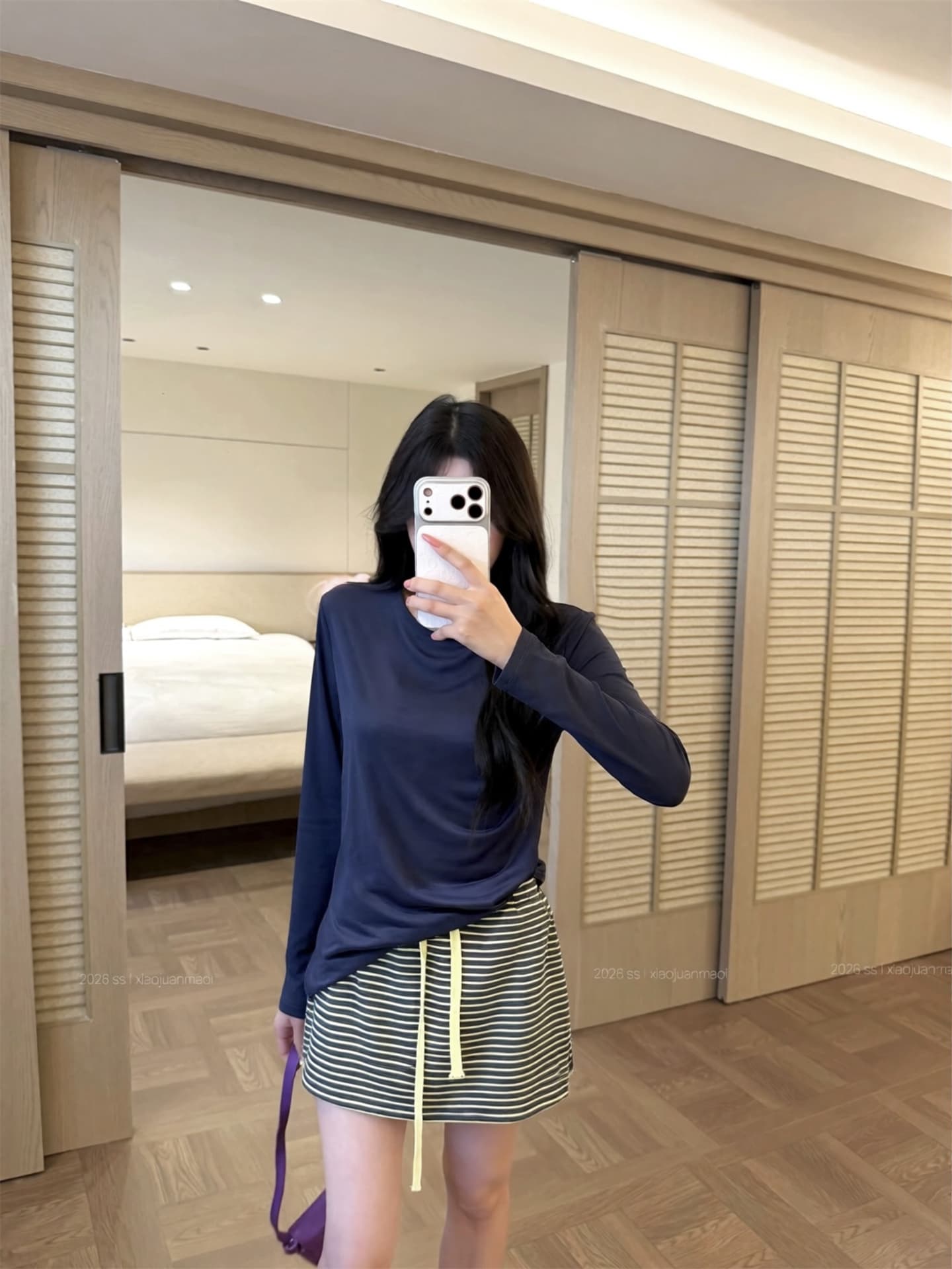 실사 이른 가을 한 부서 슬림해 보이는 캐주얼 투피스 세트 주름 허리 수축 긴팔 티셔츠 가져 가라. 스트라이프 반신 미니 스커트 여성 상세 이미지 3
