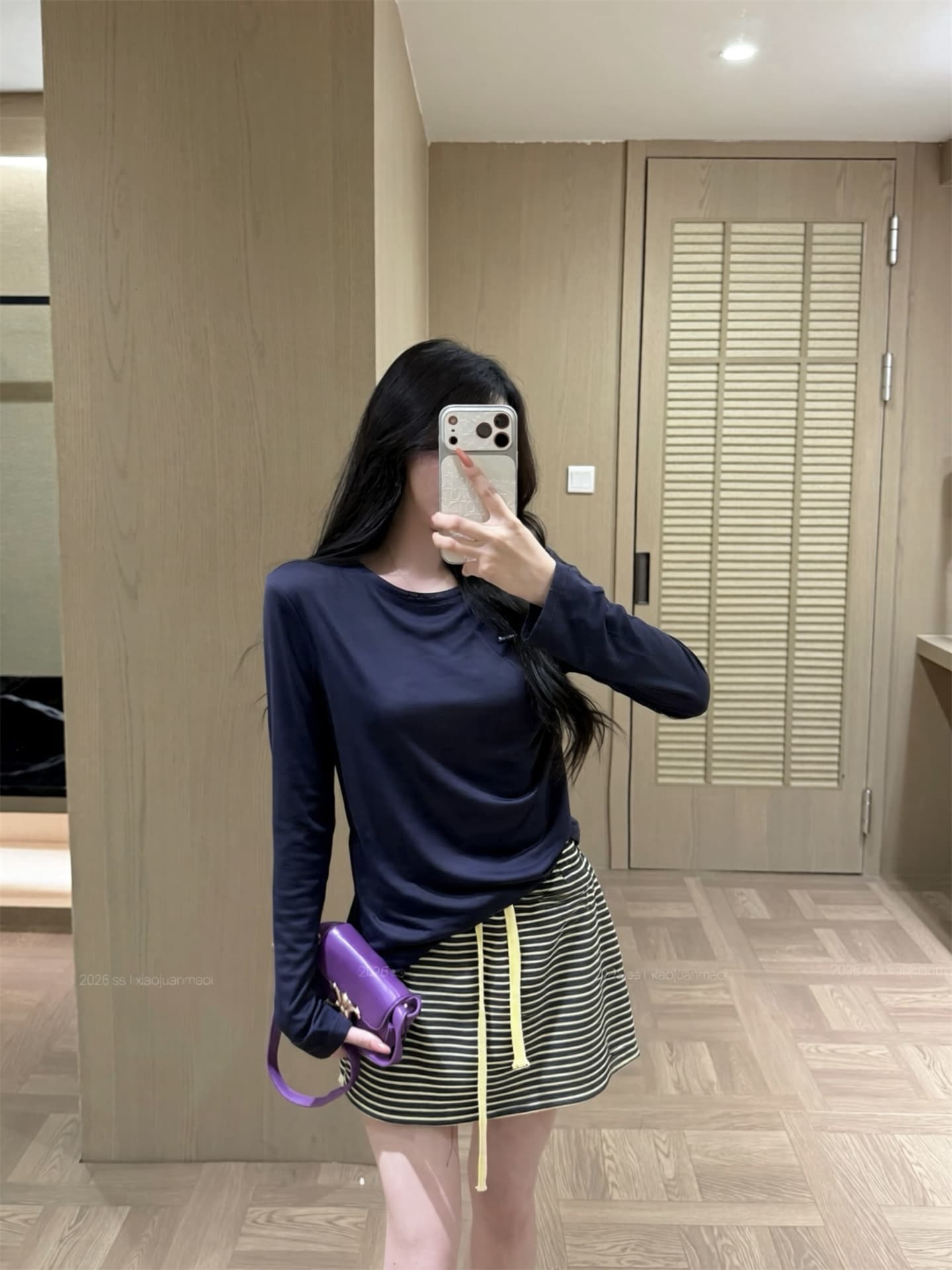 실사 이른 가을 한 부서 슬림해 보이는 캐주얼 투피스 세트 주름 허리 수축 긴팔 티셔츠 가져 가라. 스트라이프 반신 미니 스커트 여성 상세 이미지 7