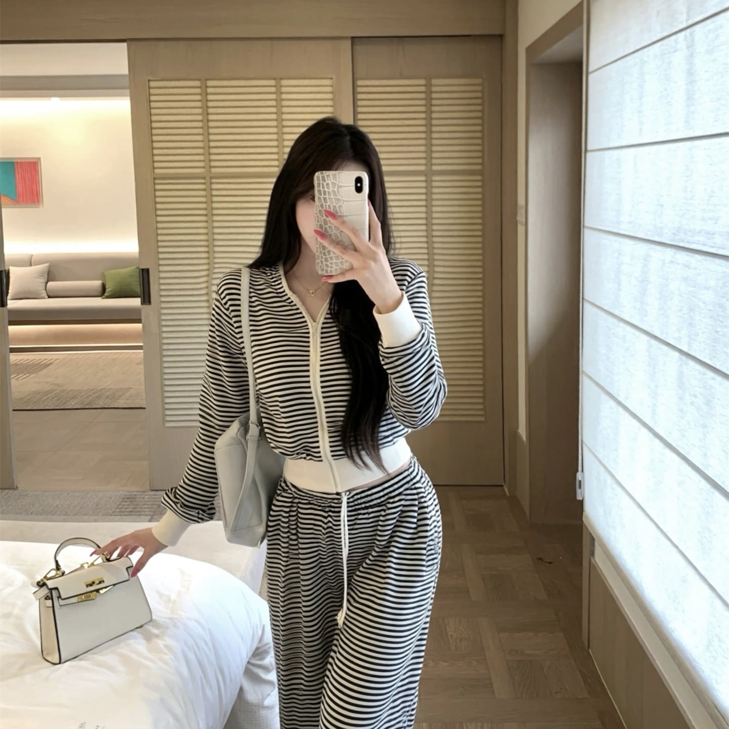 실사 이른 가을 느긋한 바람 캐주얼 운동 투피스 세트 루즈핏 스트라이프 후드 티 스웨터 가져 가라. 넓은 다리 웨이 바지 여성 이미지 5