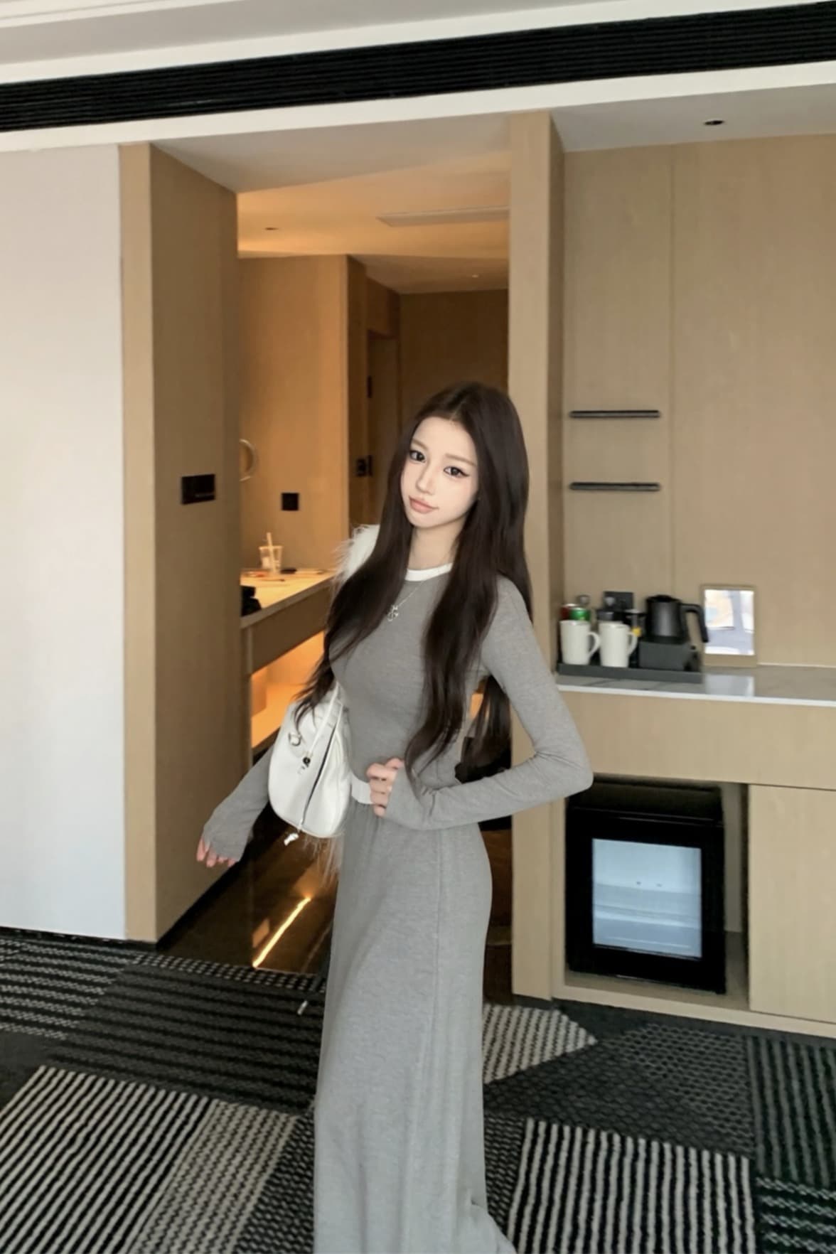 실사 이른 가을 연삭 털 털이 있는 몸매 가꾸기 라운드 넥 배색 짧은 맨위 기본 셔츠 루즈핏 반 스커트 롱 스커트 세트 이미지 6