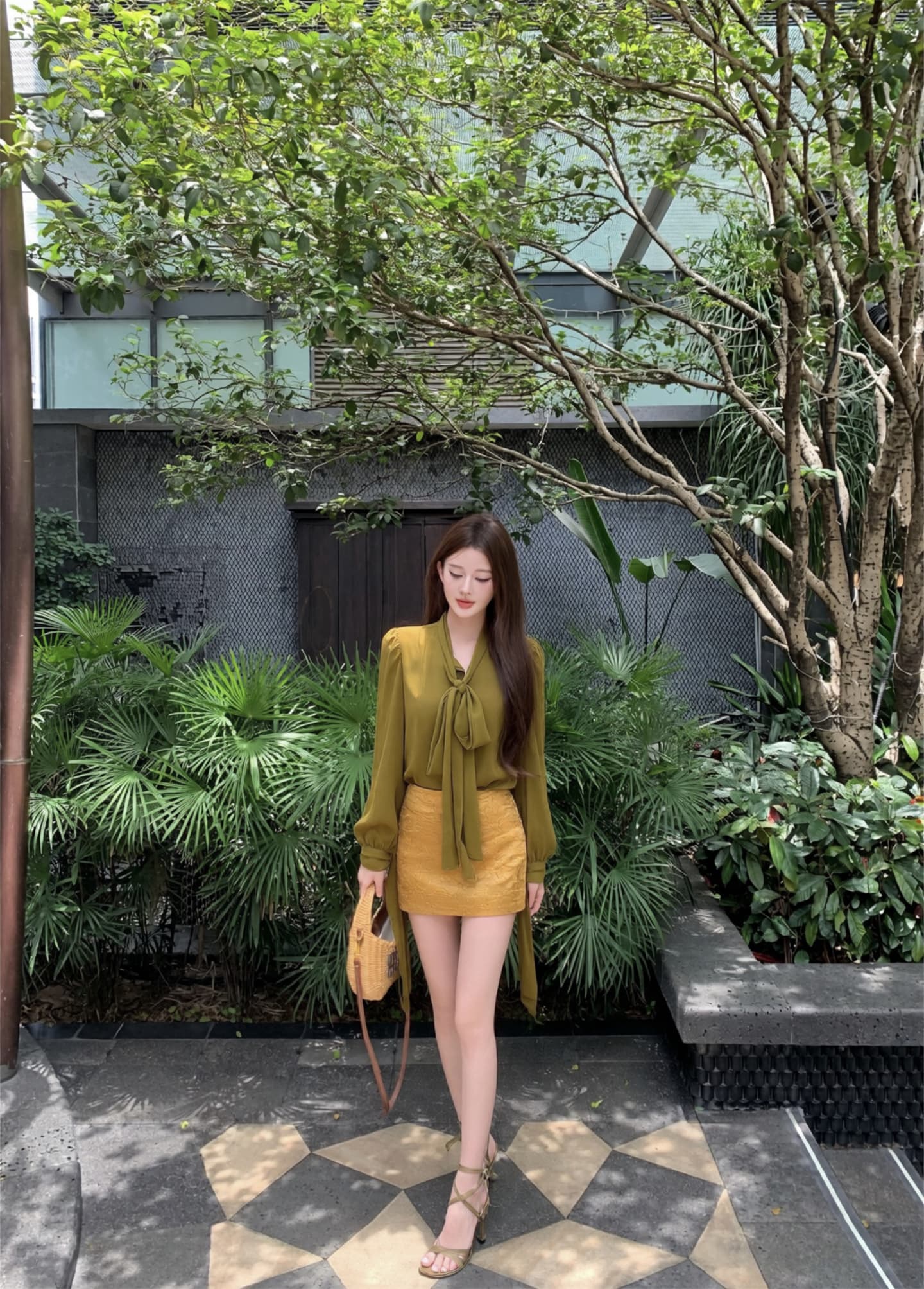 실사 이른 가을 슈퍼 아름다움 디스플레이 화이트 마이크로 시스루 나비 매듭 스트랩 셔츠 판금 광택 새틴 품격 미니 스커트 상세 이미지 5