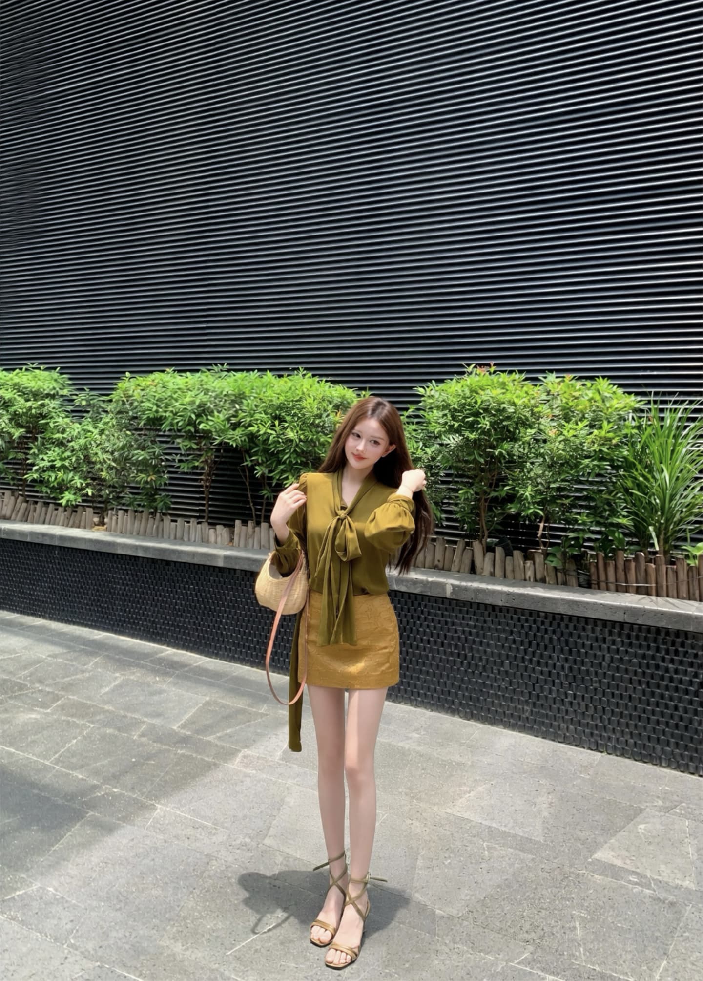 실사 이른 가을 슈퍼 아름다움 디스플레이 화이트 마이크로 시스루 나비 매듭 스트랩 셔츠 판금 광택 새틴 품격 미니 스커트 상세 이미지 6