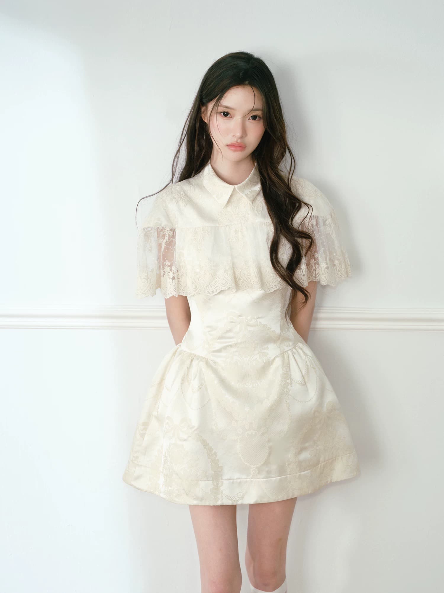 recit8 24 20 00 보기 샴페인 자카드 새틴 레이스 연꽃 잎 소매 패치워크 망토 드레스