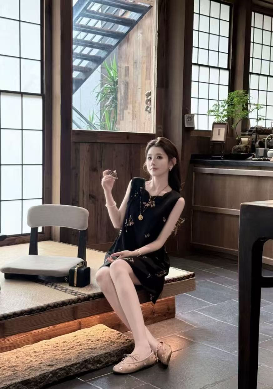 파빌리온 와우 샹윈사 100 명 실크 질감 선 슬림해 보이는 자수 드레스 이미지 4