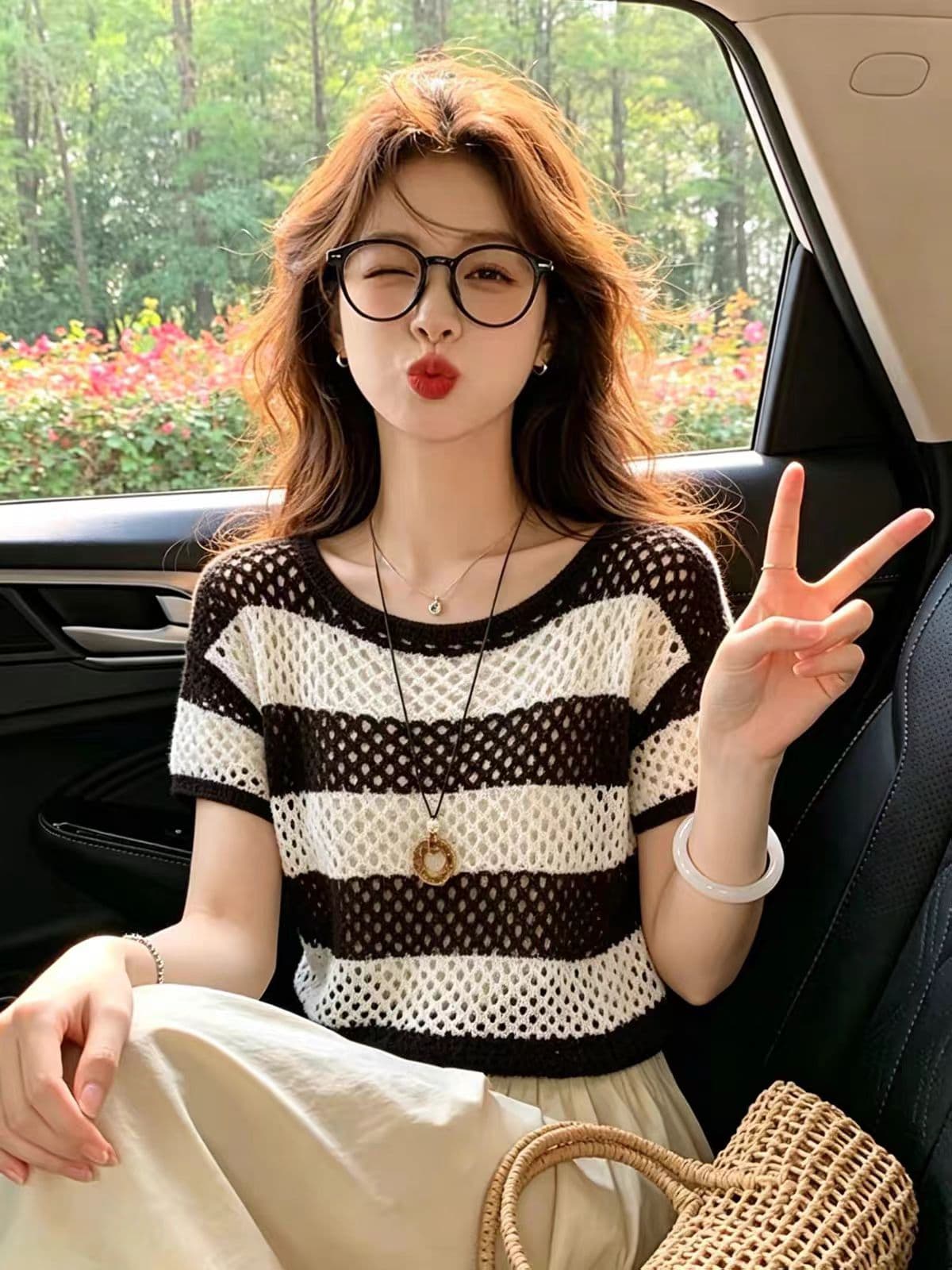 프랑스식 홀로우 아웃 스트라이프 반팔 라운드 넥 니트 스웨터 여성 여름 2026 새로운 외국 가스 다용도 망상 풀오버 맨위 상세 이미지 3