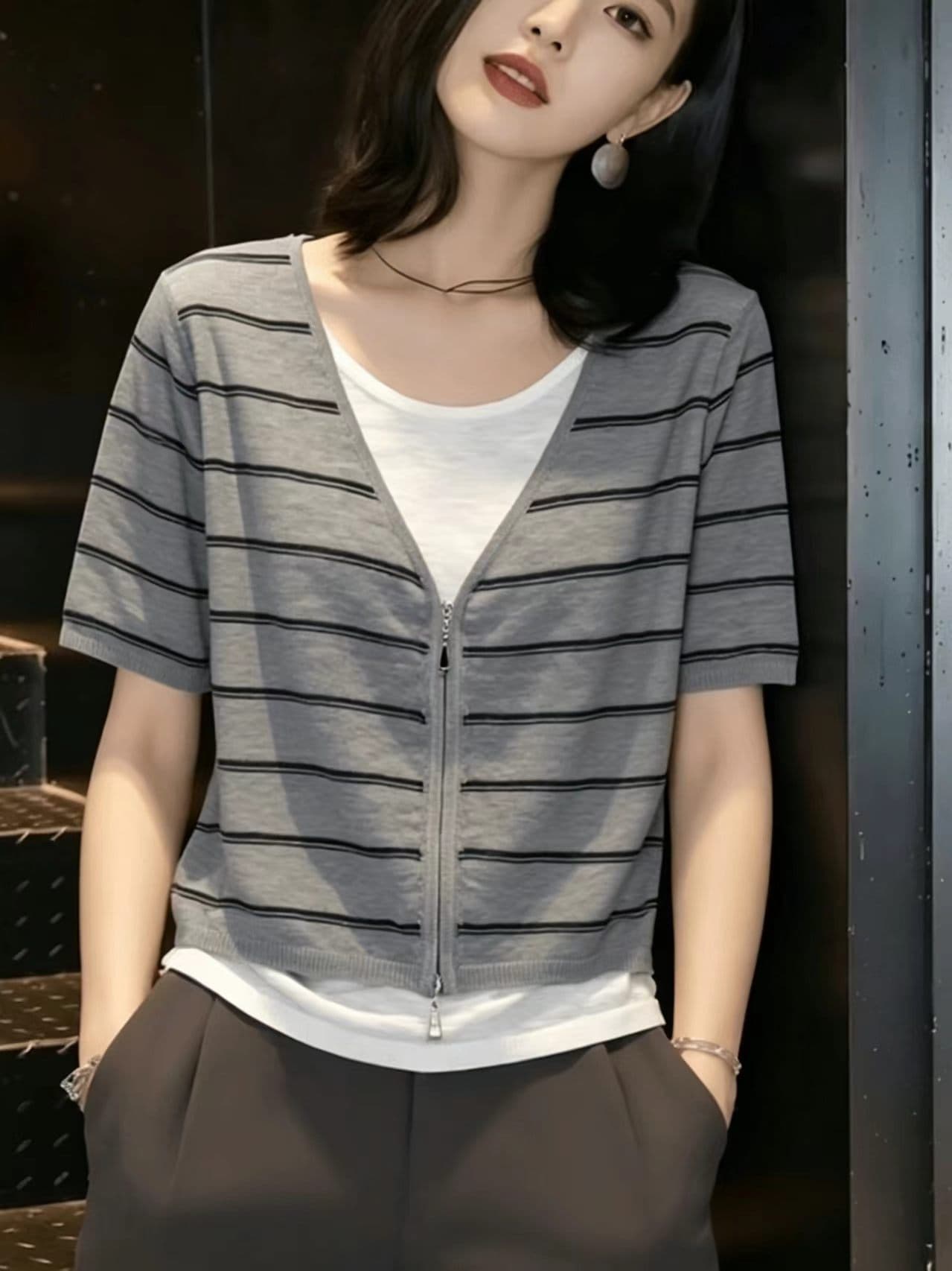 2026 여름 새로운 여성 고급 페이크 레이어드 스트라이프 반팔 티셔츠 출퇴근 바람 슬림해 보이는 표지 고기 다용도 맨위 상세 이미지 4