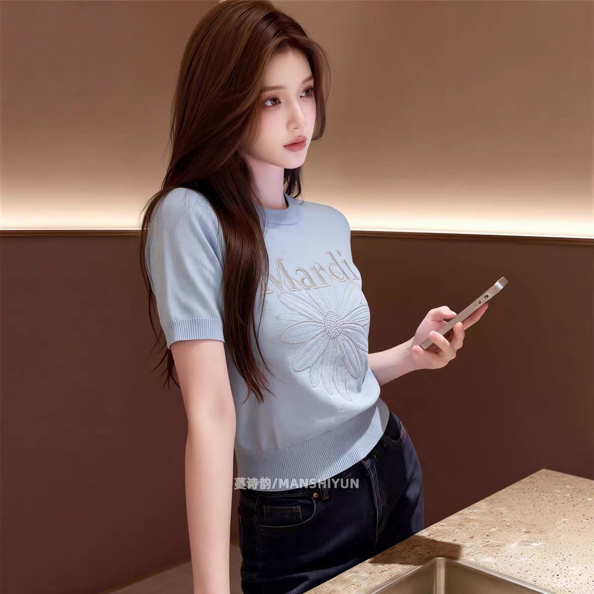 2026 여름 새로운 데이지 바람 파란색 반팔 티셔츠 여성 루즈핏 슬림해 보이는 라운드 넥 니트 맨위 꽃 프린트 이미지 3