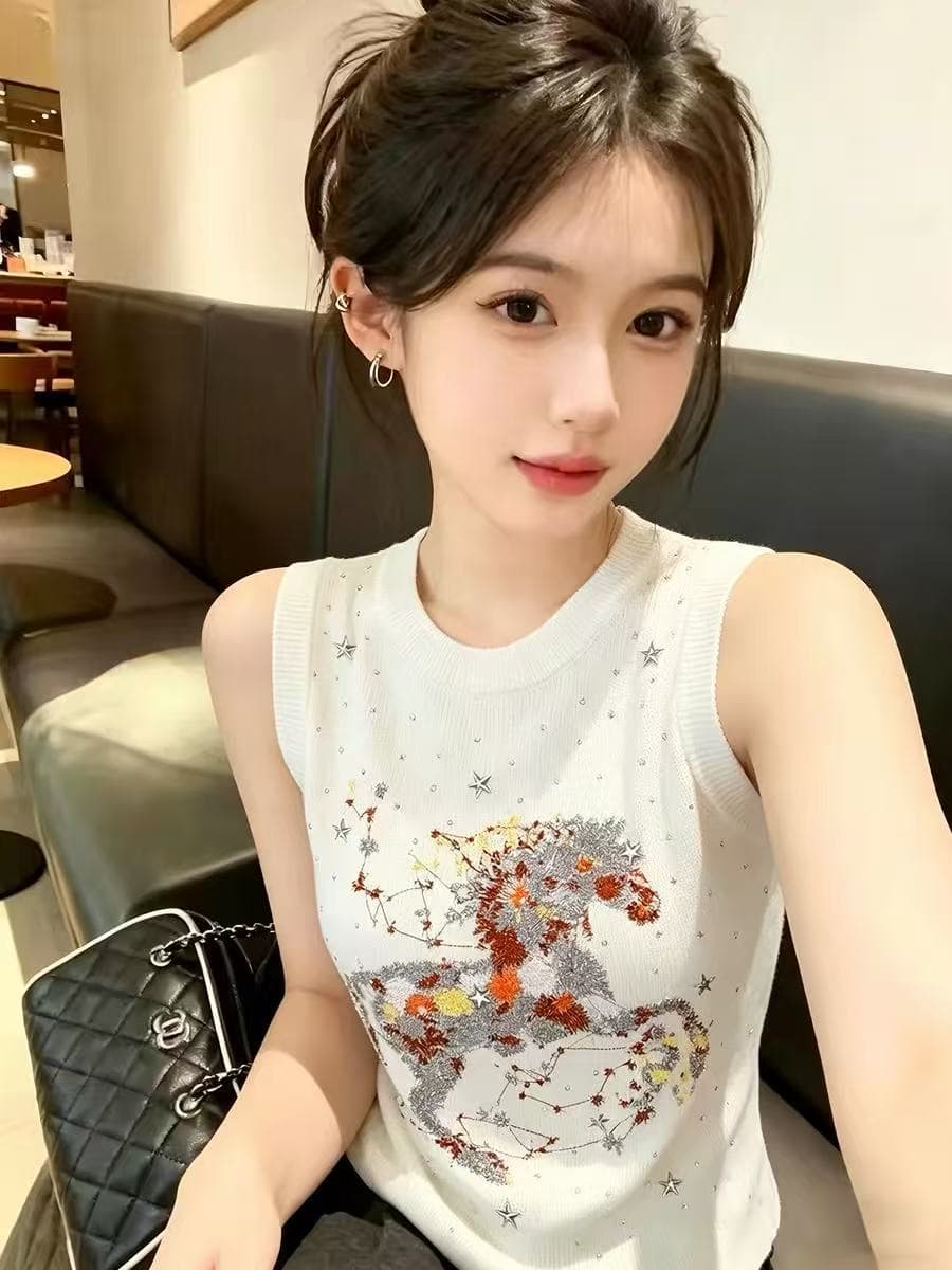 고급 센스 만화 자수 비즈 박기 무거운 작업 민소매 니트 조끼 여성 2026 여름 새로운 몸매 가꾸기 외출용 맨위