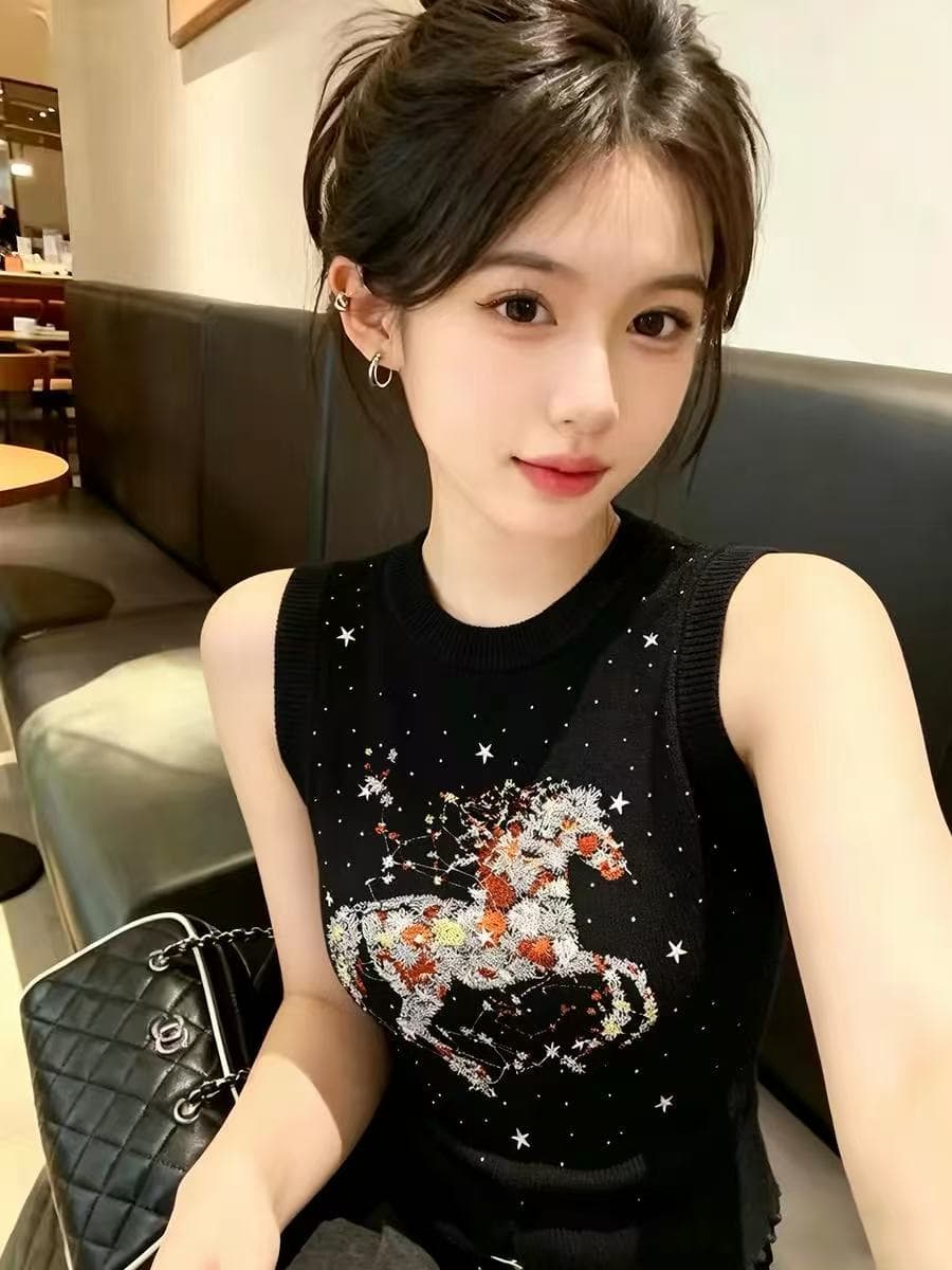 고급 센스 만화 자수 비즈 박기 무거운 작업 민소매 니트 조끼 여성 2026 여름 새로운 몸매 가꾸기 외출용 맨위 상세 이미지 2