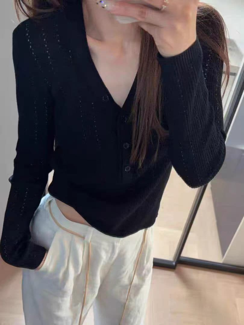 패션 V넥 몸매 가꾸기 베이지 색 니트 스웨터 셔츠 여성 미니멀리즘 단추 슬림해 보이는 인사이드 가져 가라. 수 있습니다. 외출용 만나는 맨위 이미지 2