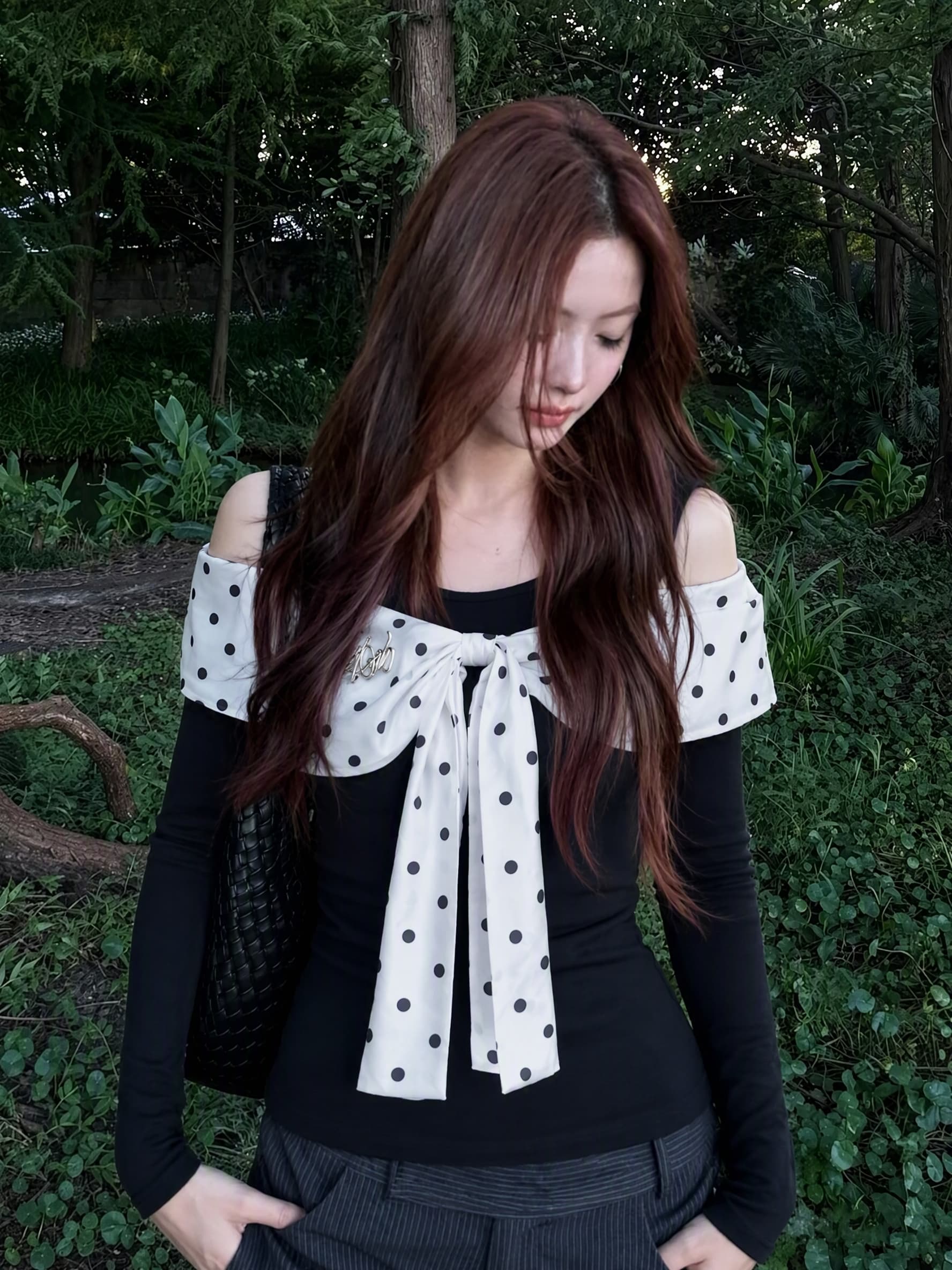 실사 빅 사이즈 검정색 도트 무늬 페이크 레이어드 긴팔 티셔츠 여성 이른 가을 한 부서 몸매 가꾸기 나비 매듭 오프숄더 맨위 이미지 4