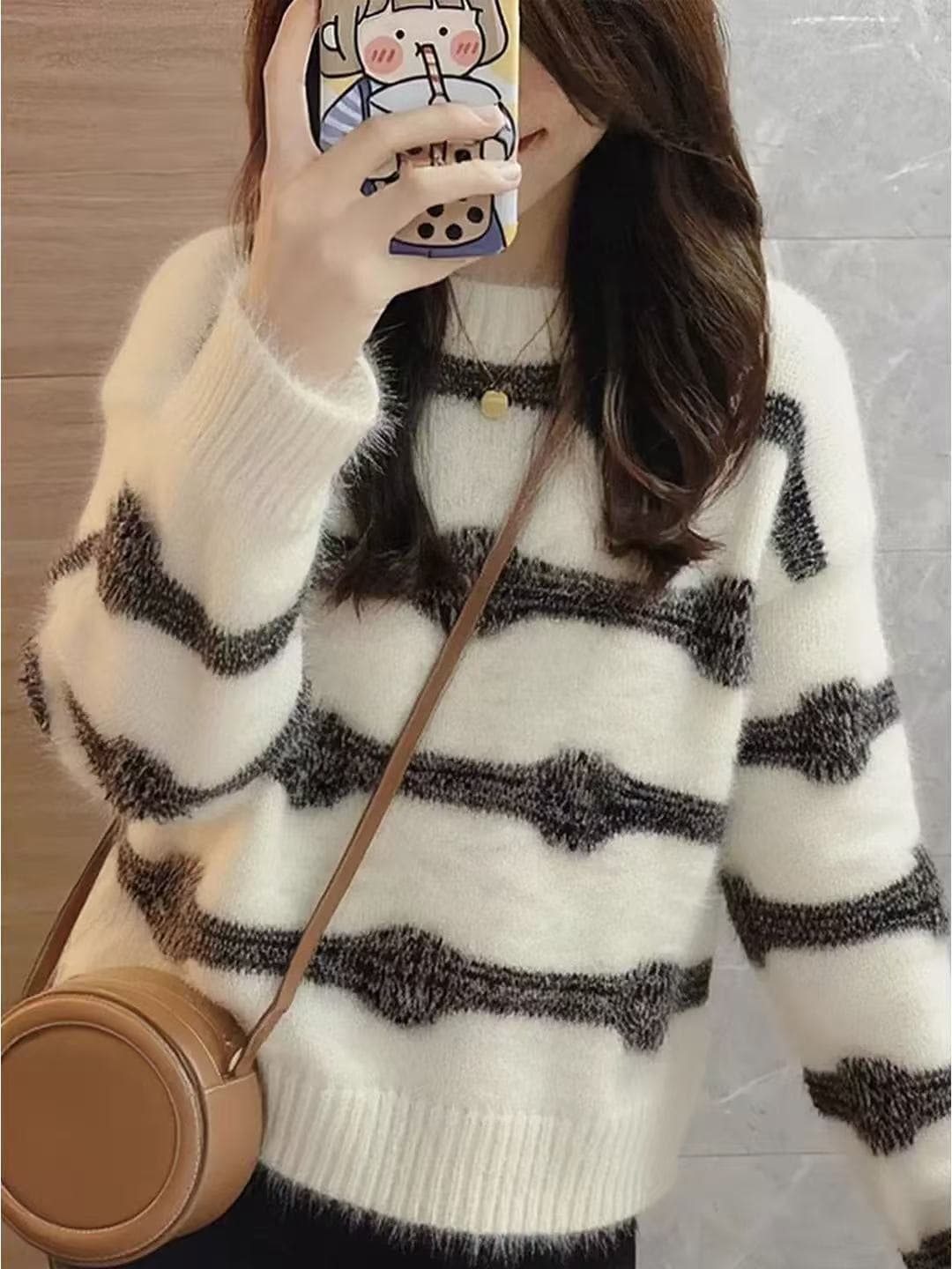패션 새로운 고급 센스 봄 가을 느긋한 바람 라운드 넥 스트라이프 스웨터 여자 루즈핏 외부 가져 가라. 니트 스웨터 우유 화이트 이미지 2