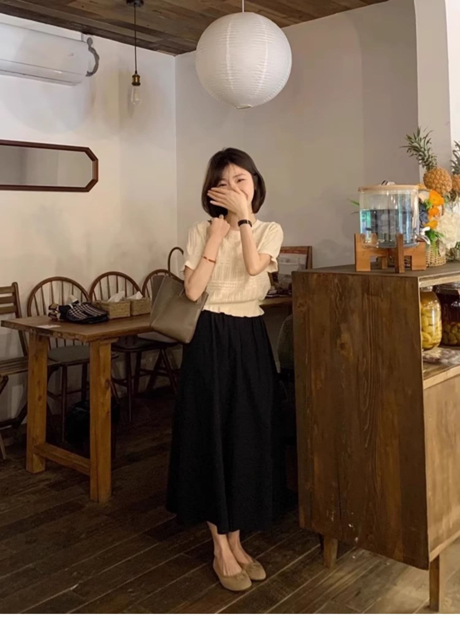 베이지 색 홀로우 아웃 니트 스웨터 반팔 여성 봄 여름 스택 착용 작은 대중 디자인 몸매 가꾸기 허리 수축 쇼트 스타일 슬림해 보이는 긍정적 인 어깨 의류 이미지 3